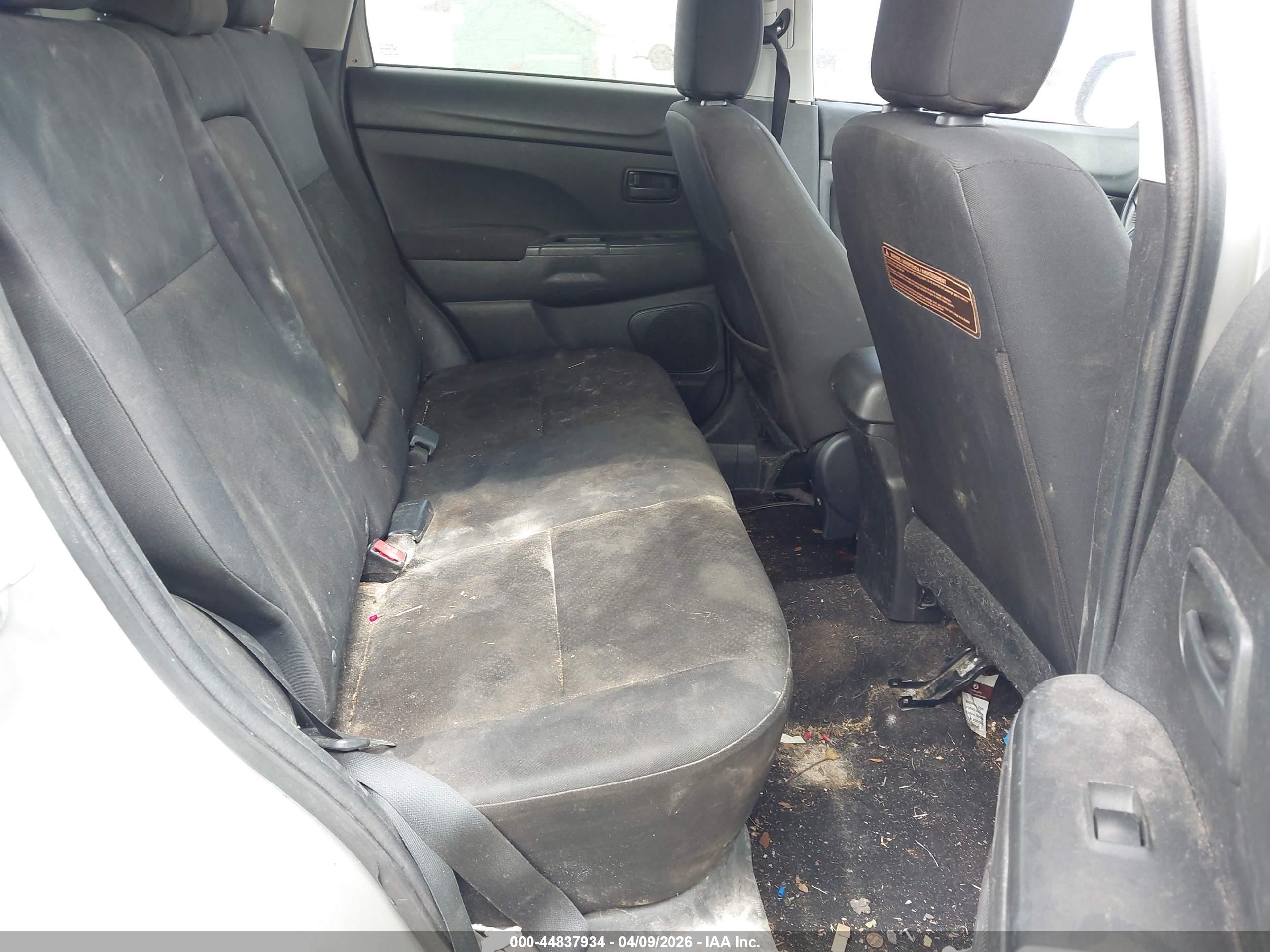 MITSUBISHI OUTLANDER image 8