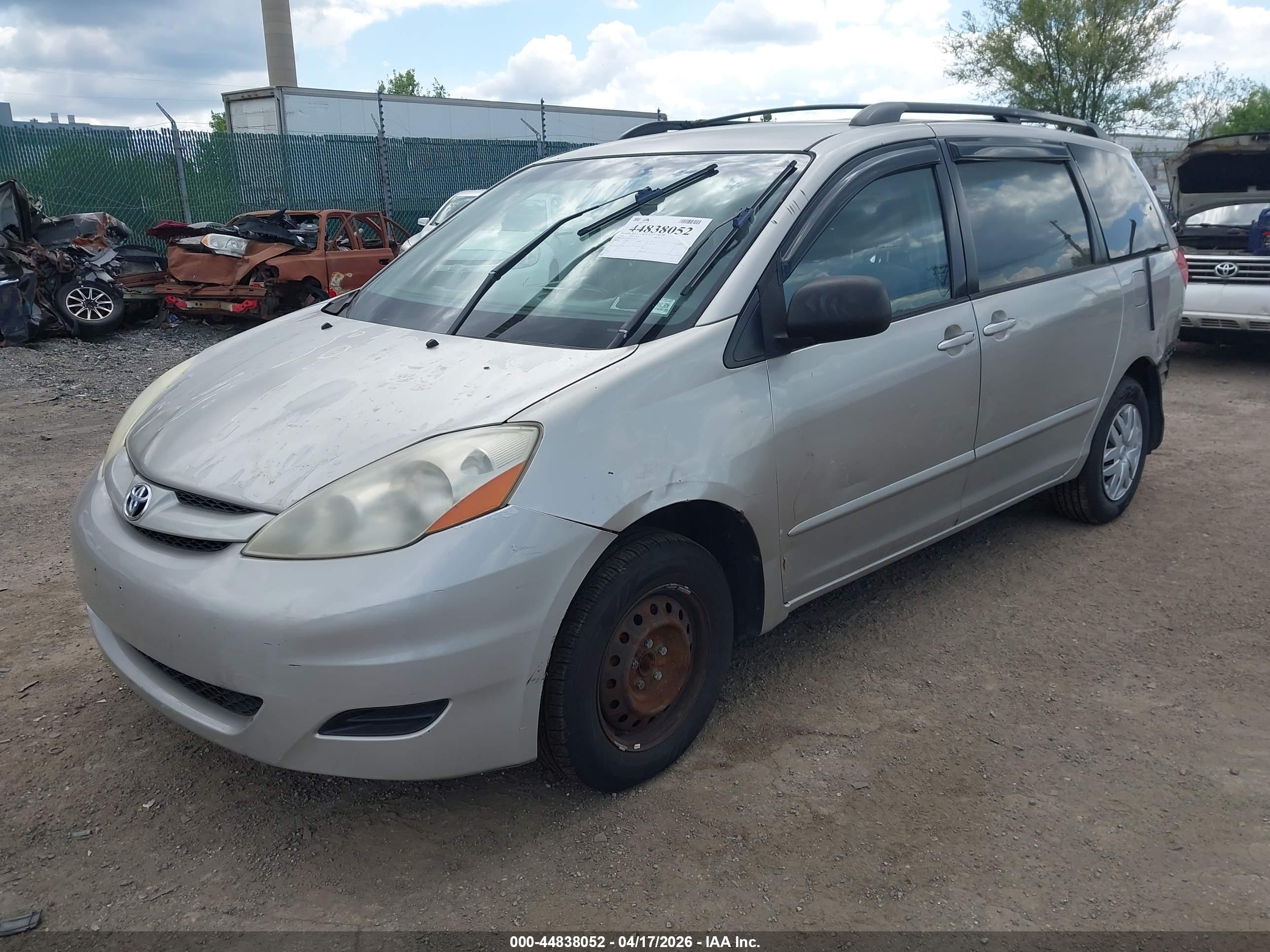 TOYOTA SIENNA image 2