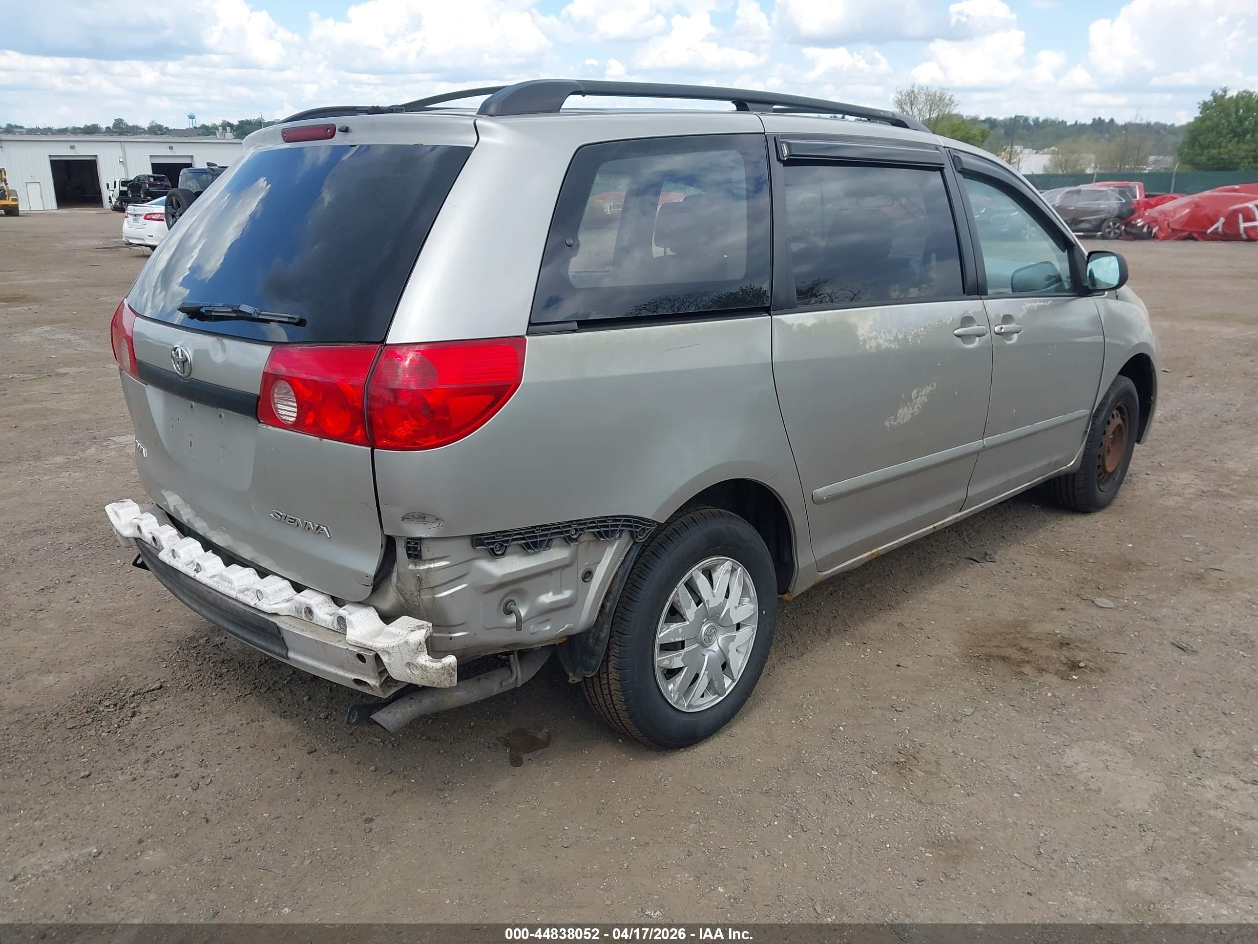 TOYOTA SIENNA image 4