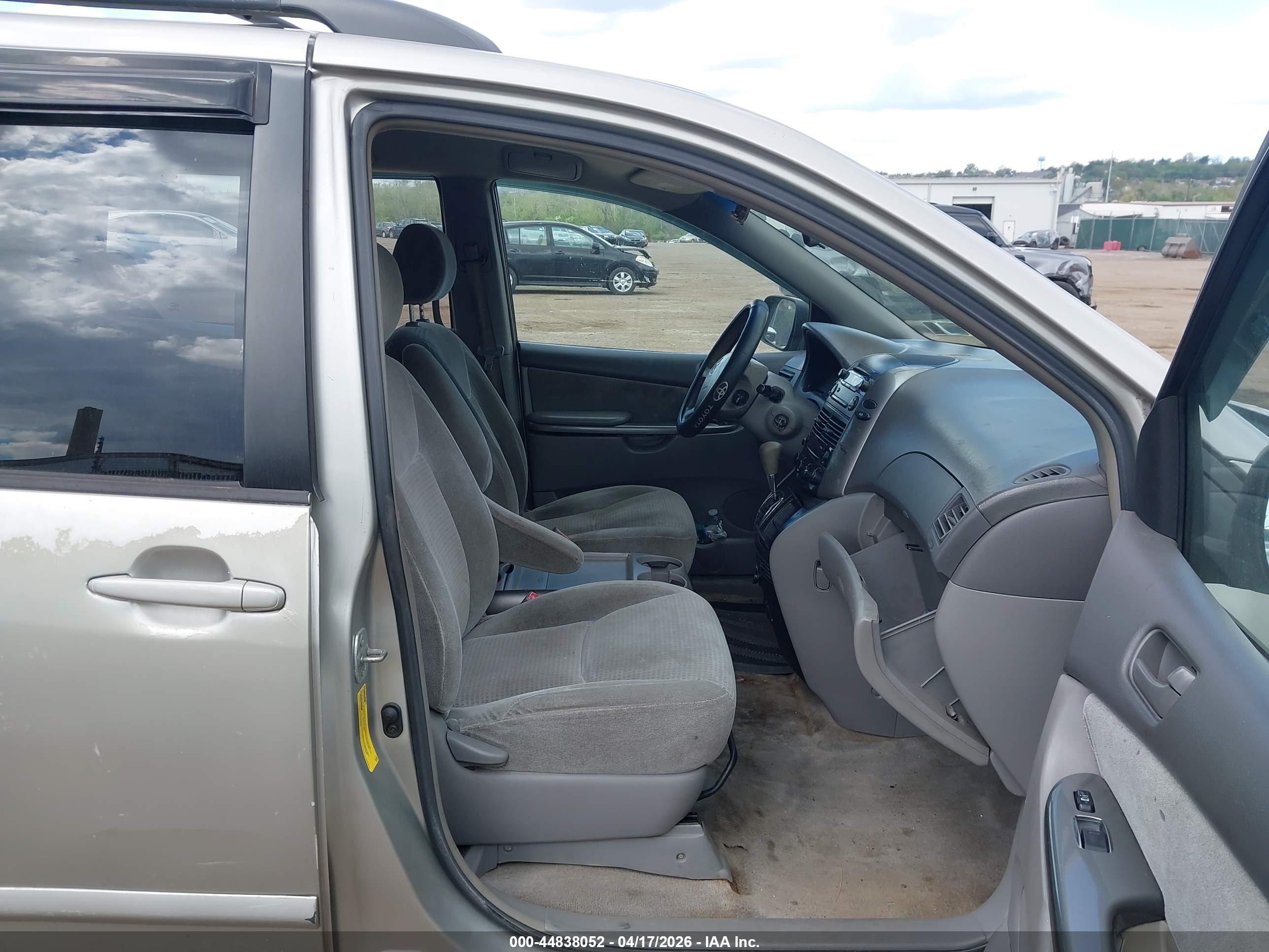 TOYOTA SIENNA image 5