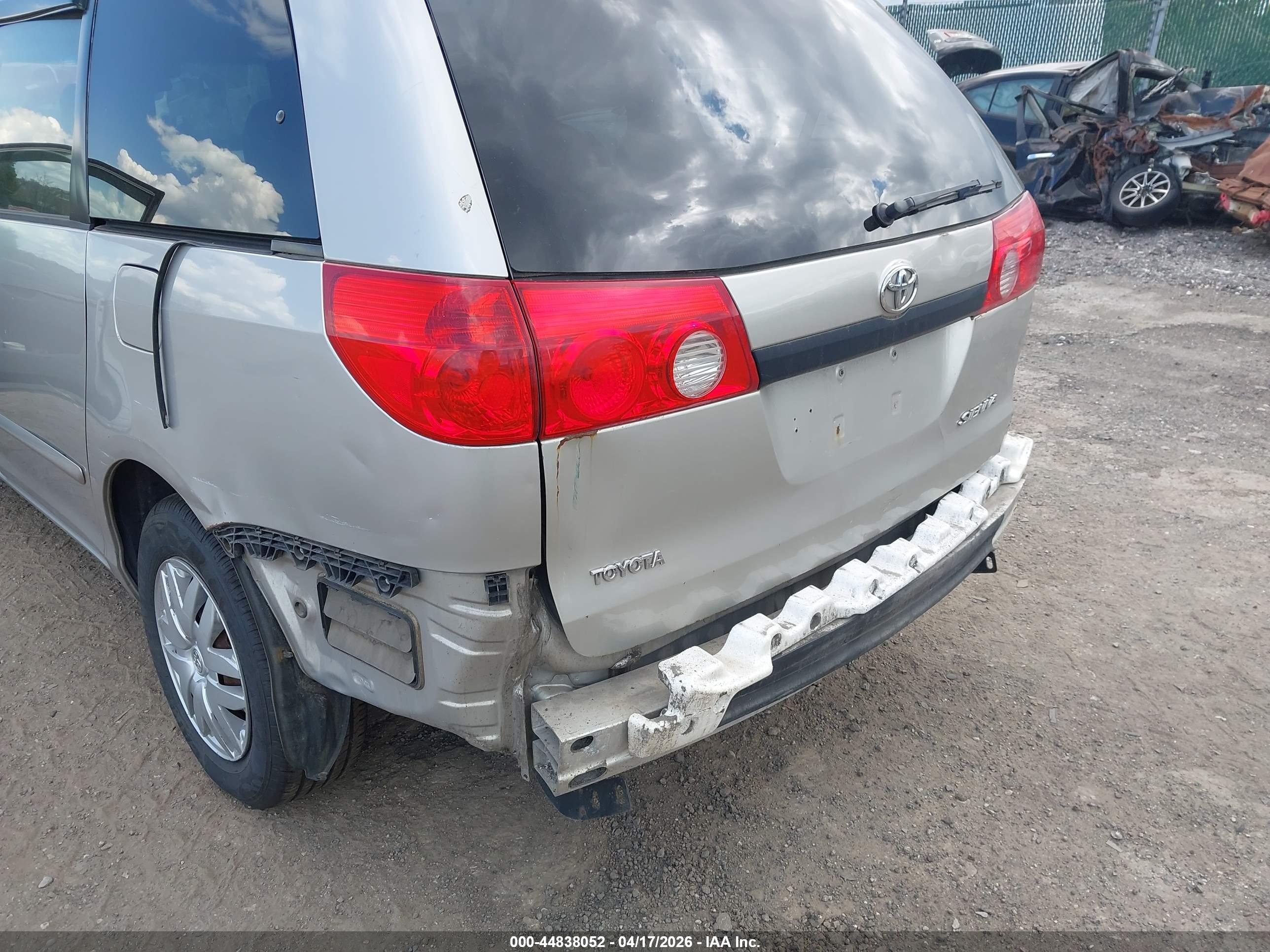 TOYOTA SIENNA image 6