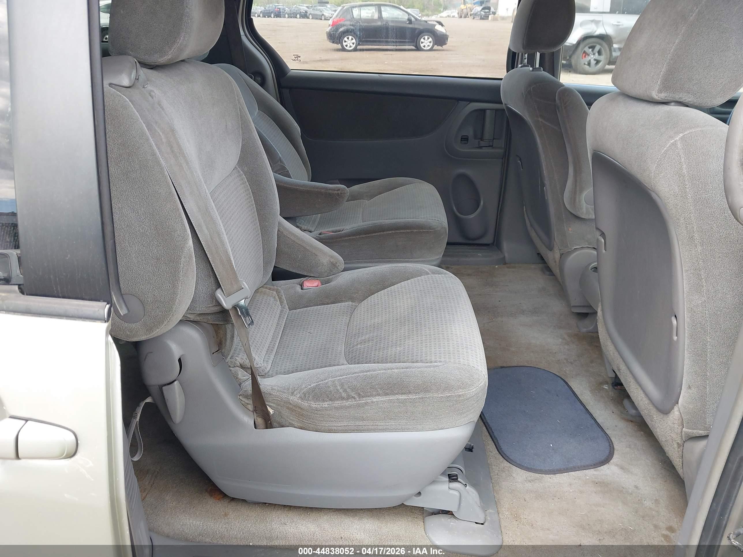 TOYOTA SIENNA image 8