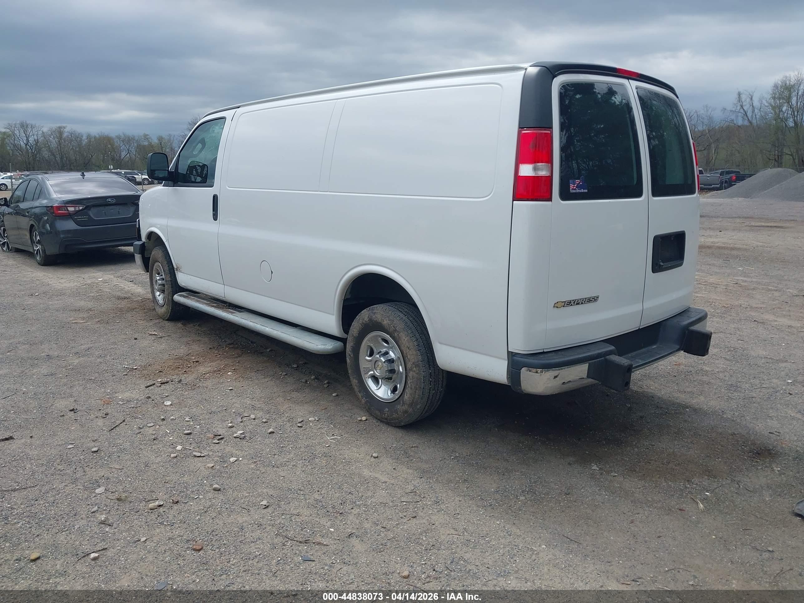 CHEVROLET EXPRESS image 3