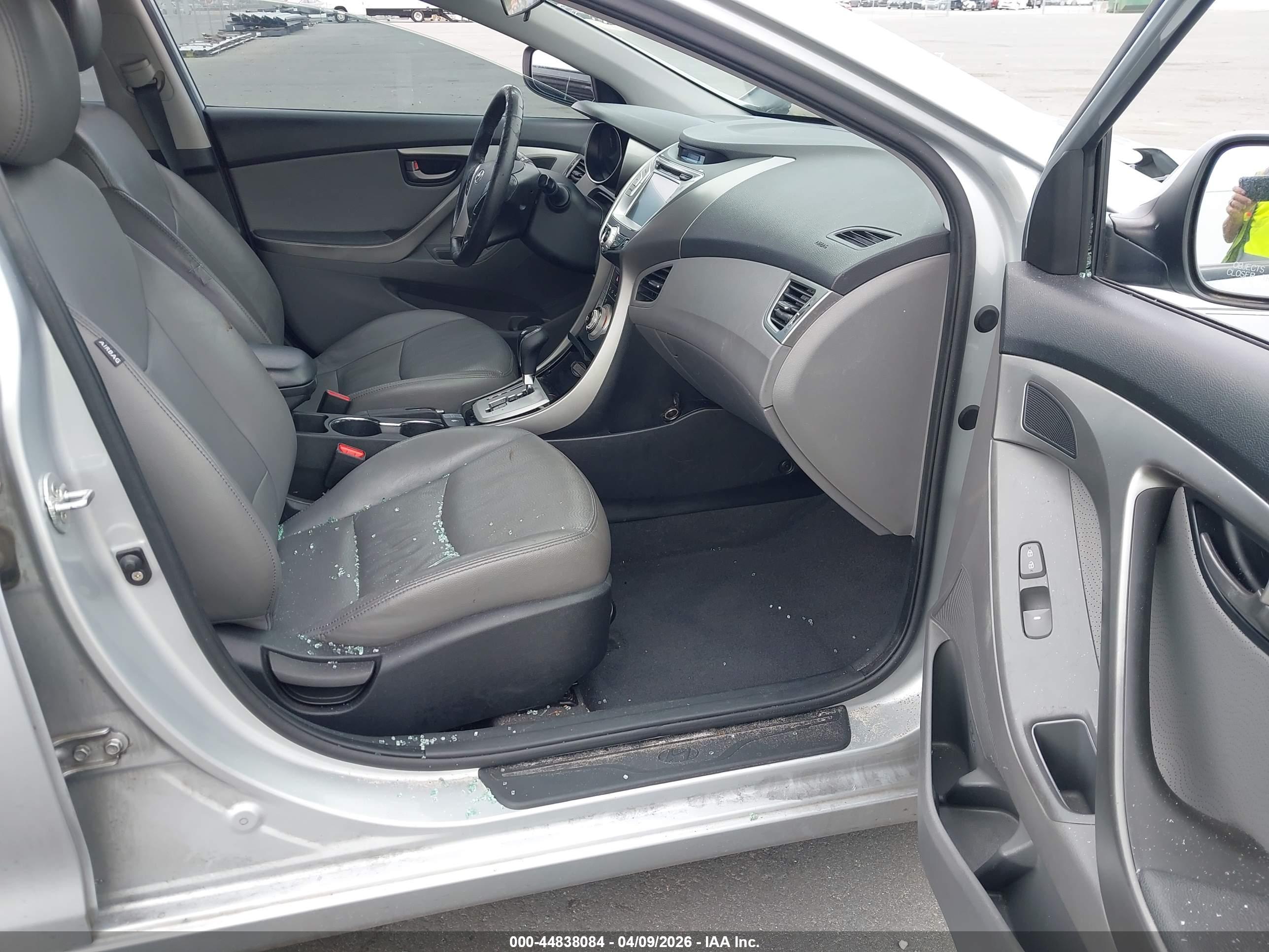 HYUNDAI ELANTRA image 5
