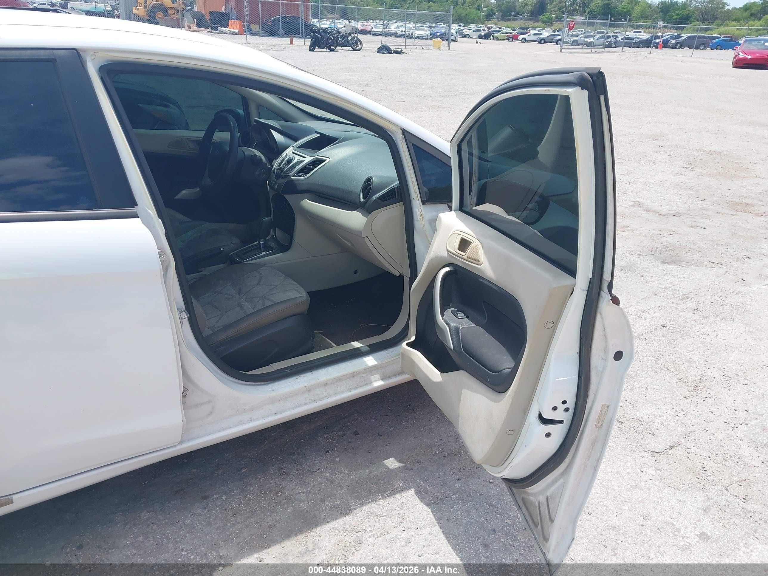FORD FIESTA image 5