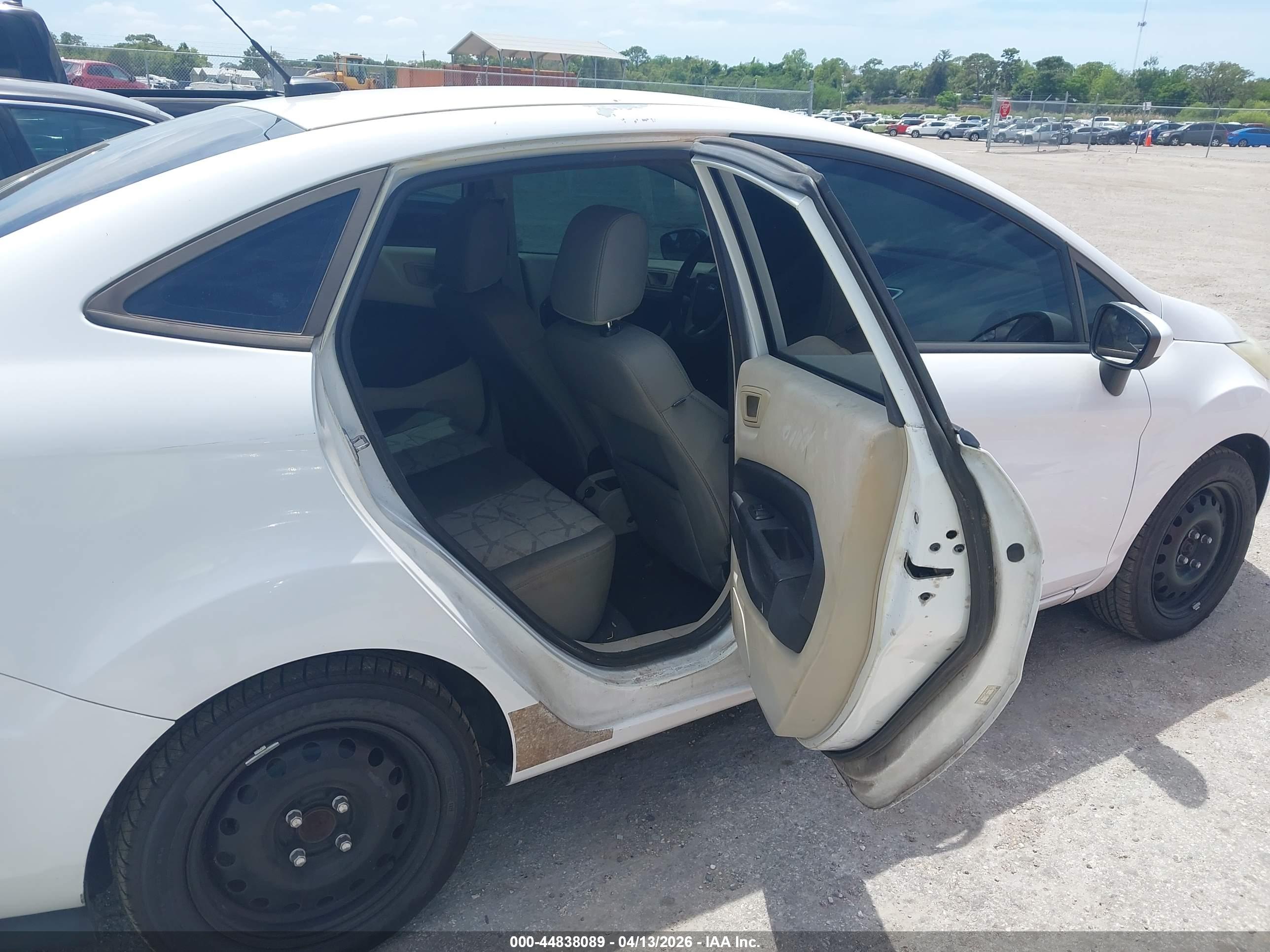 FORD FIESTA image 8