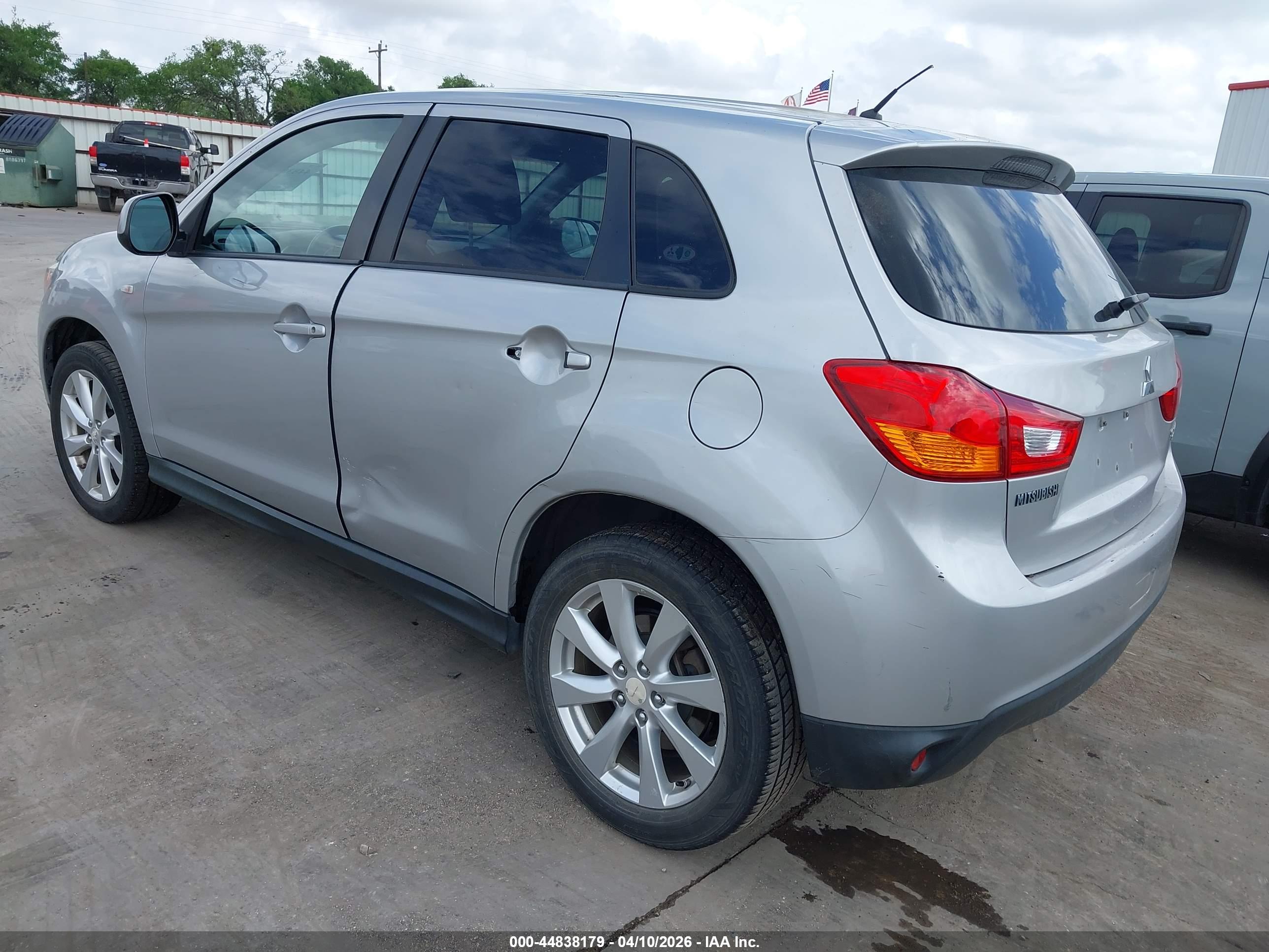 MITSUBISHI OUTLANDER image 3