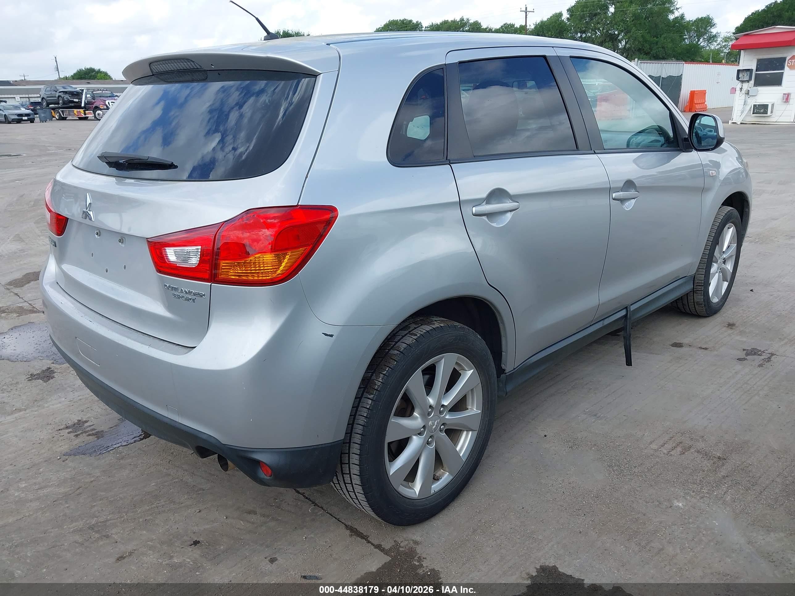 MITSUBISHI OUTLANDER image 4