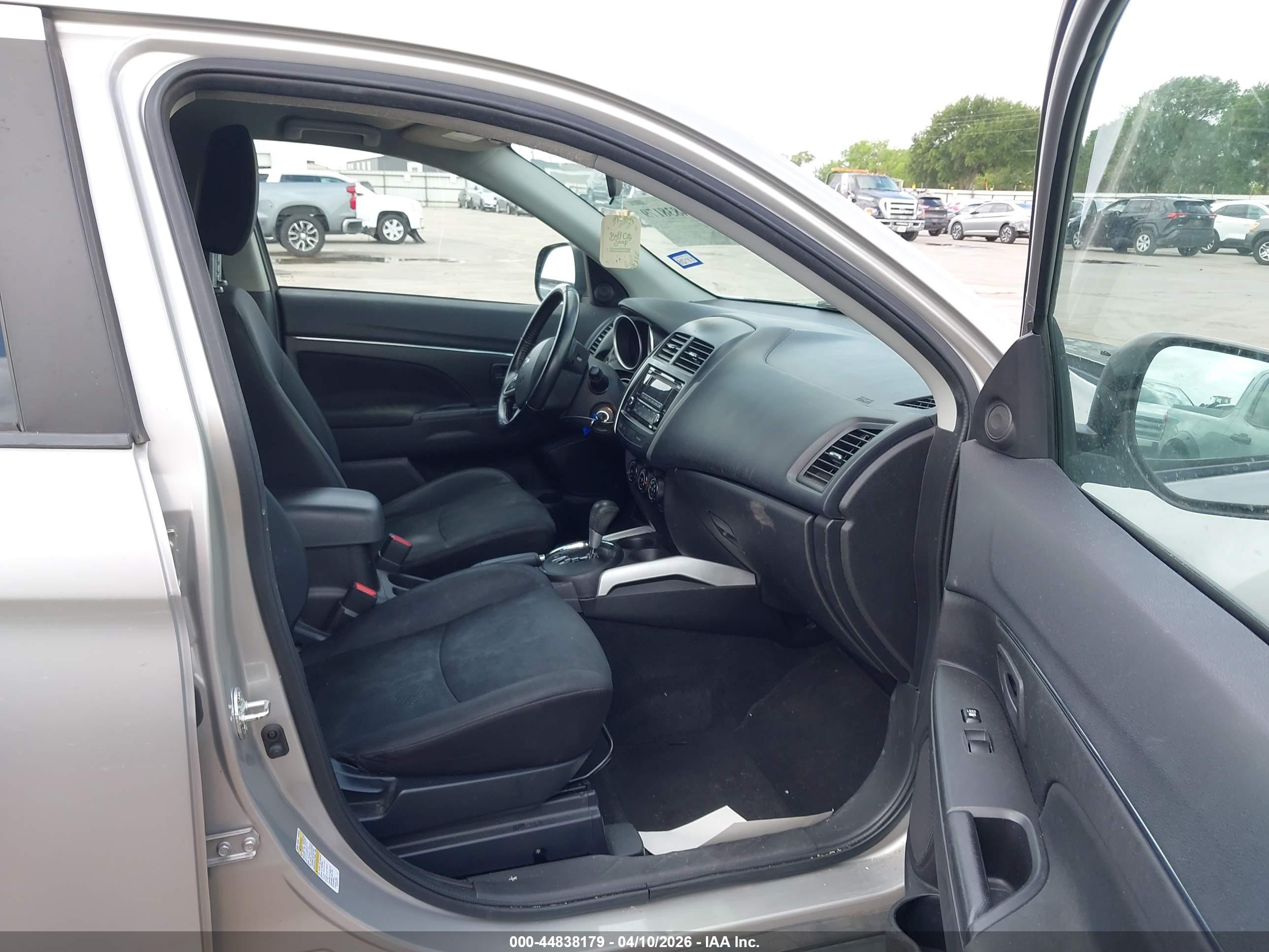 MITSUBISHI OUTLANDER image 5