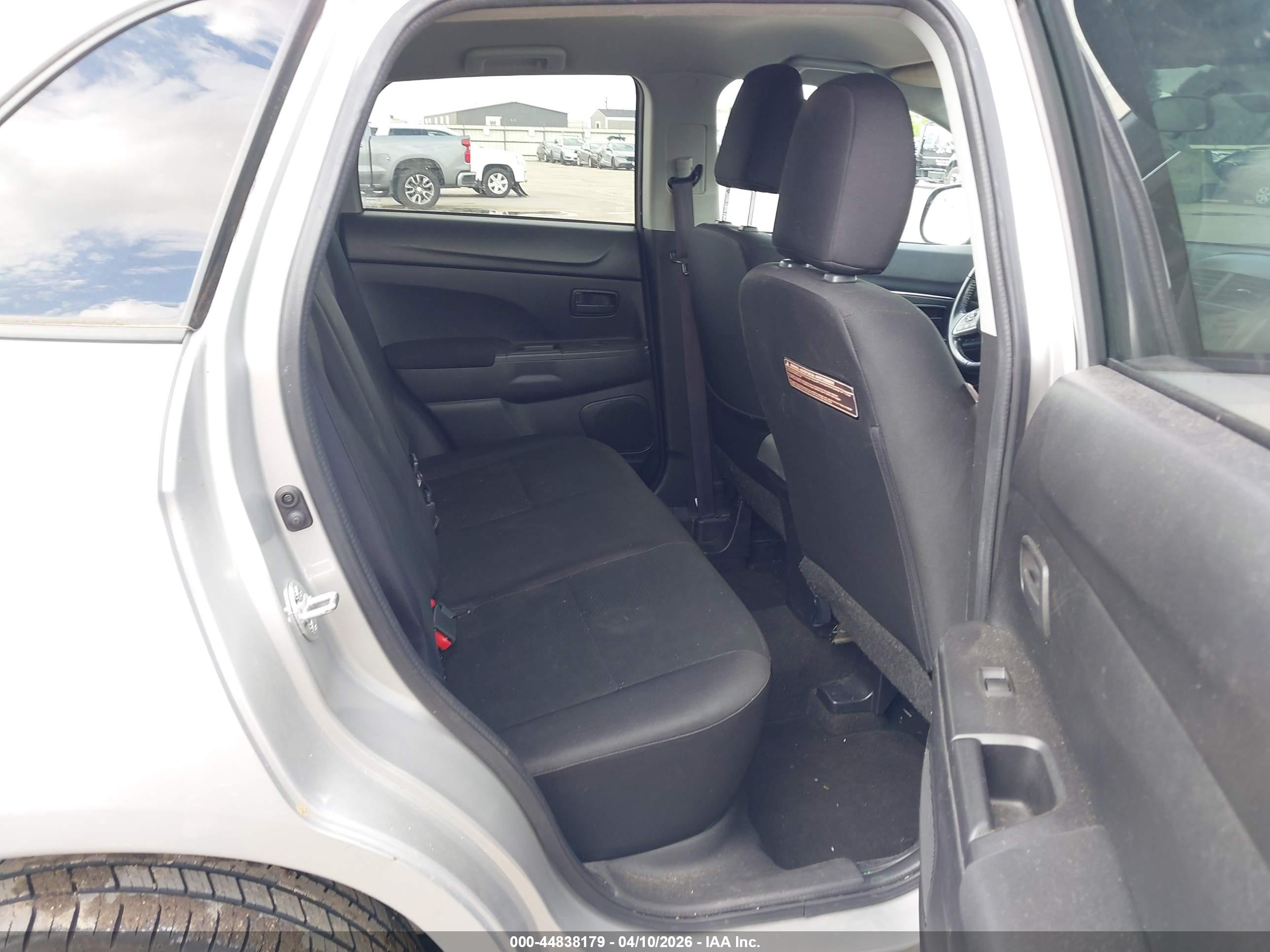 MITSUBISHI OUTLANDER image 8