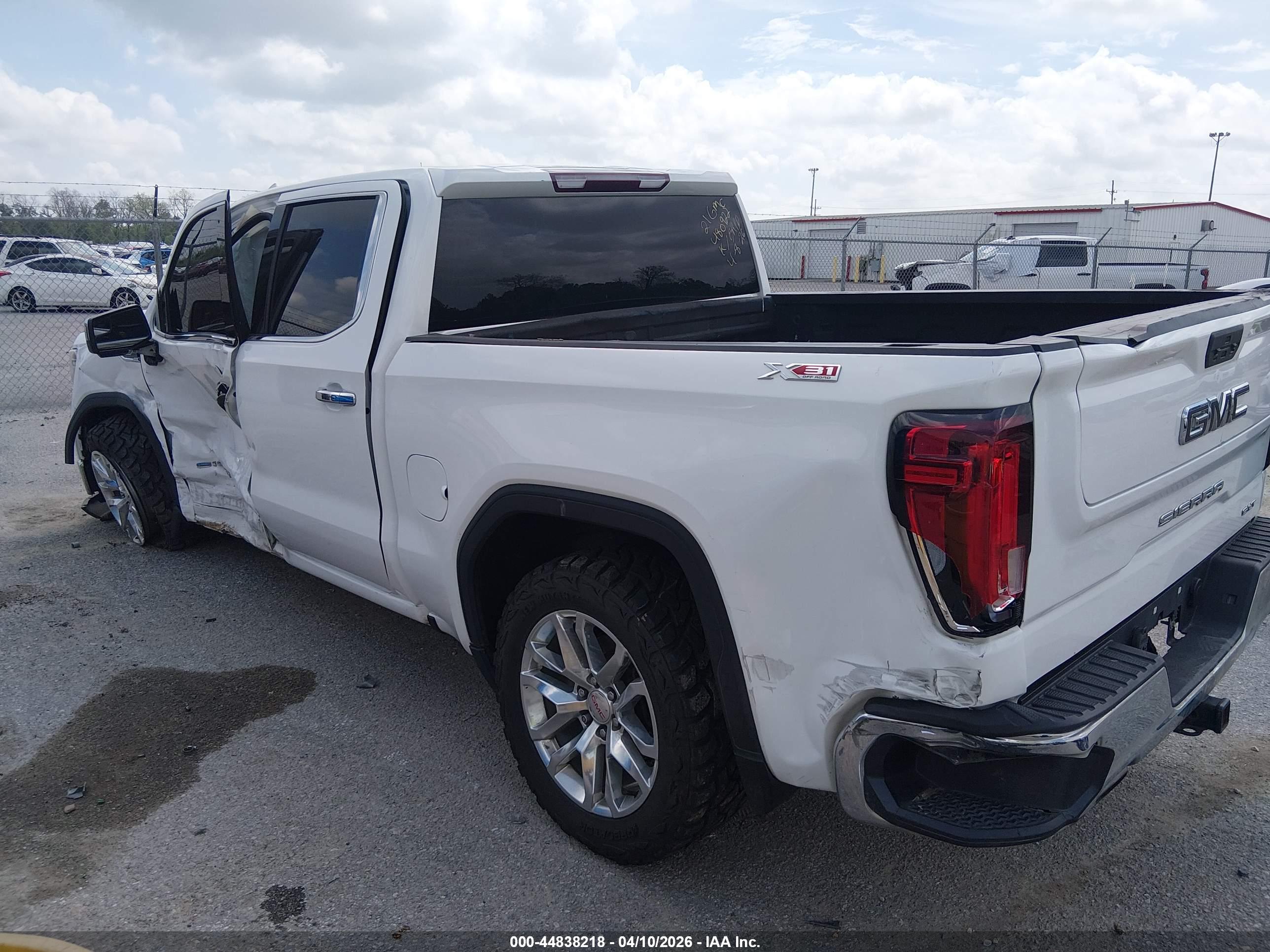 GMC SIERRA image 3
