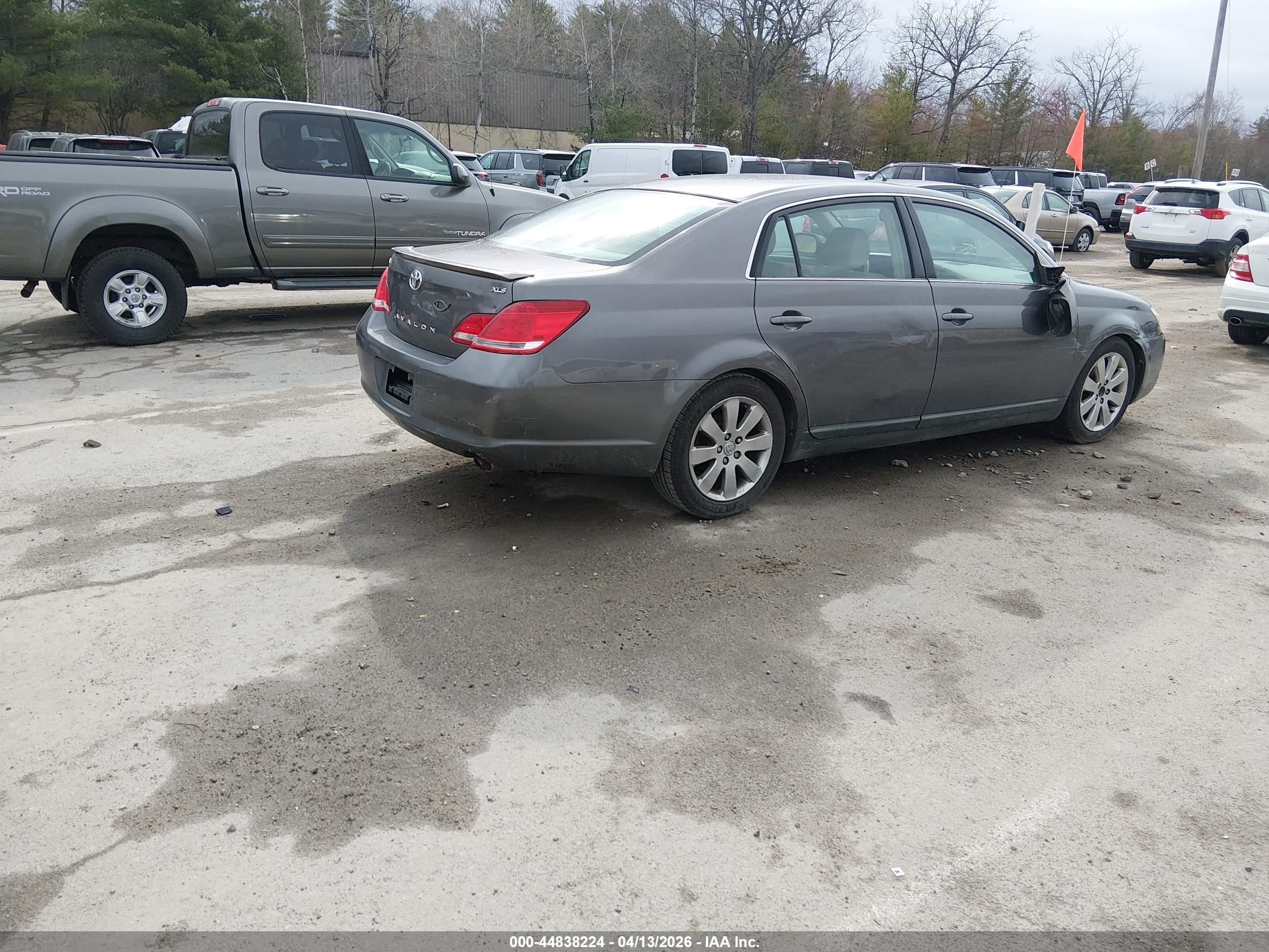 TOYOTA AVALON image 4