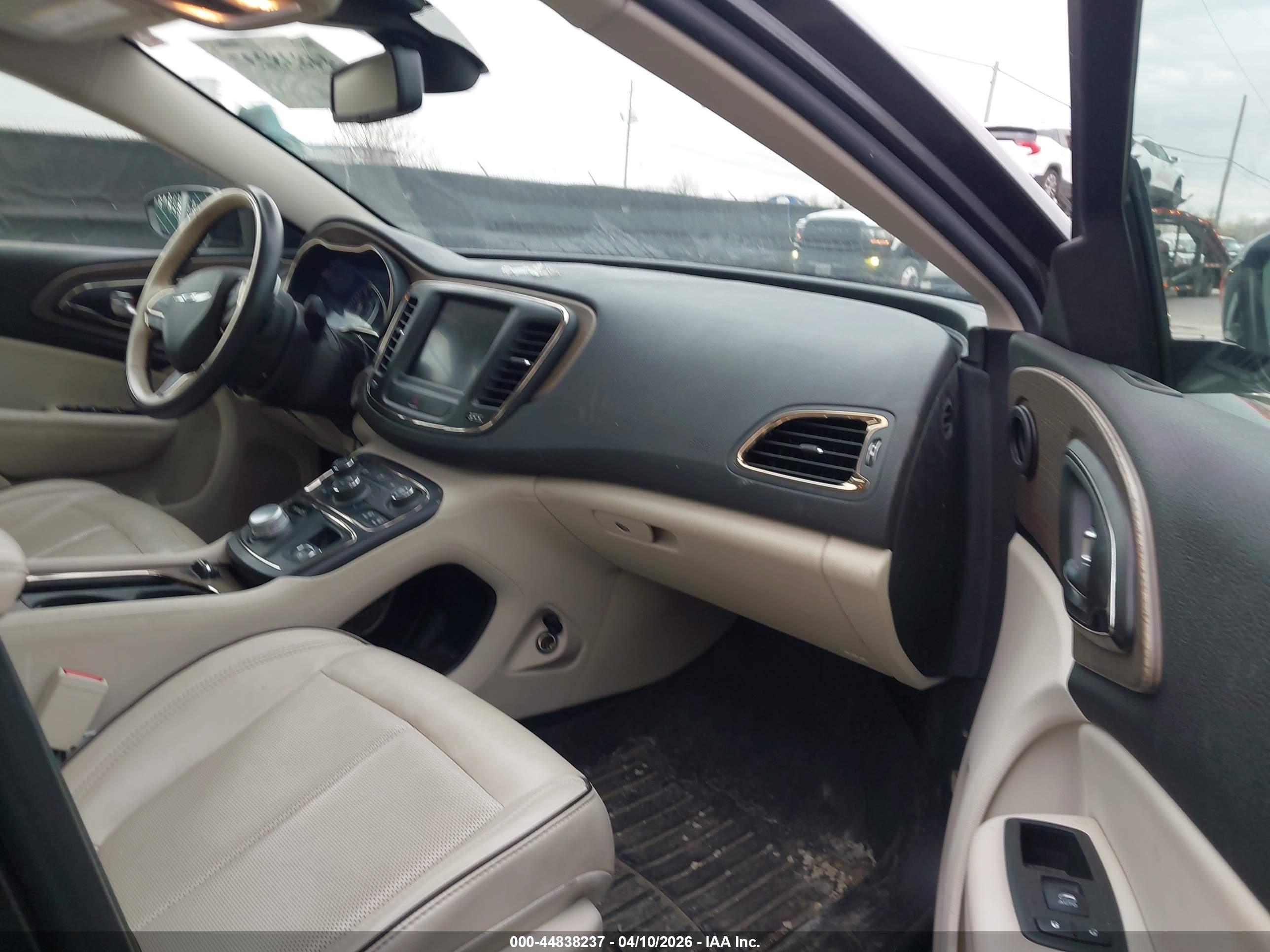 CHRYSLER 200 image 5
