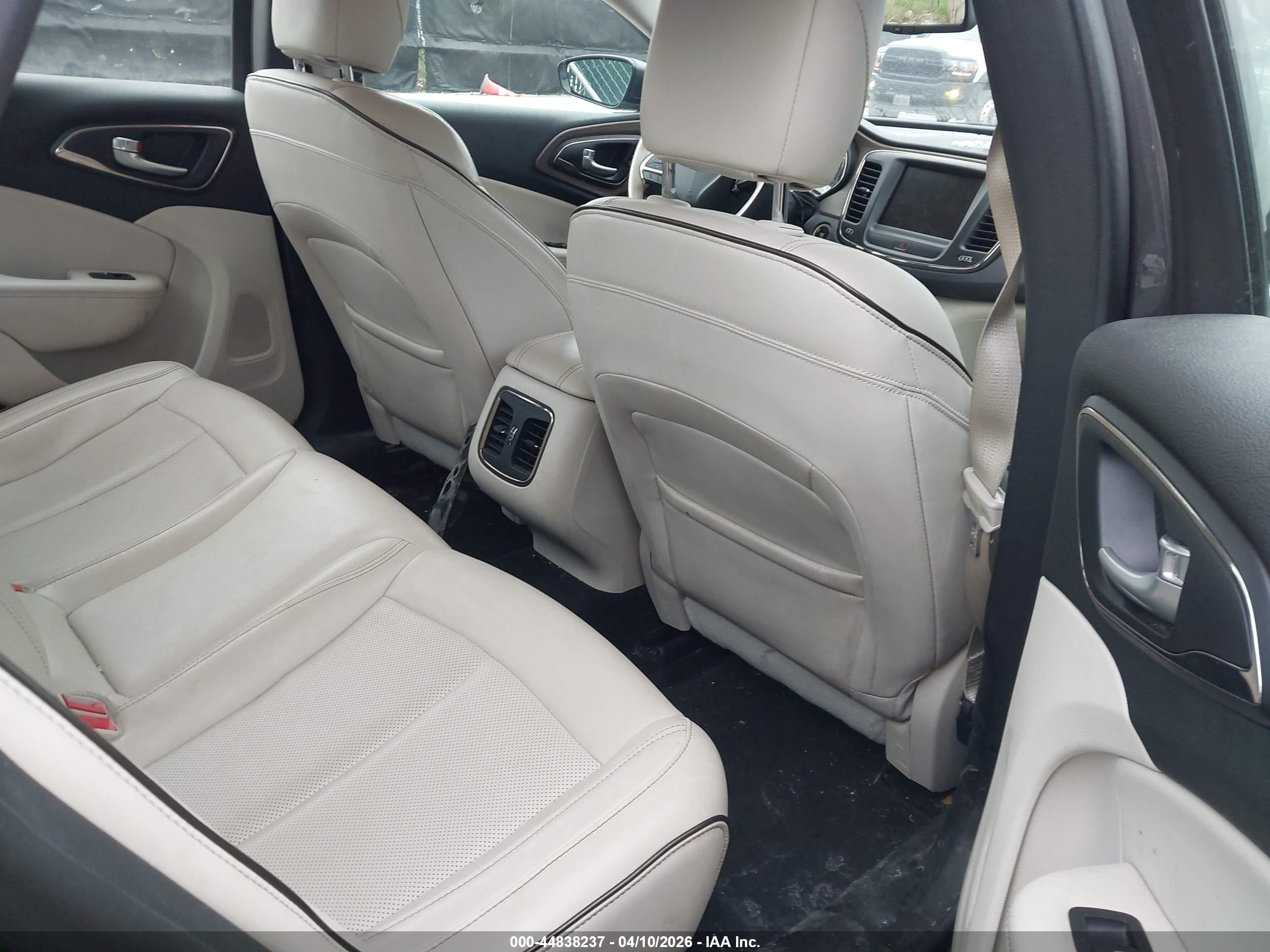 CHRYSLER 200 image 8