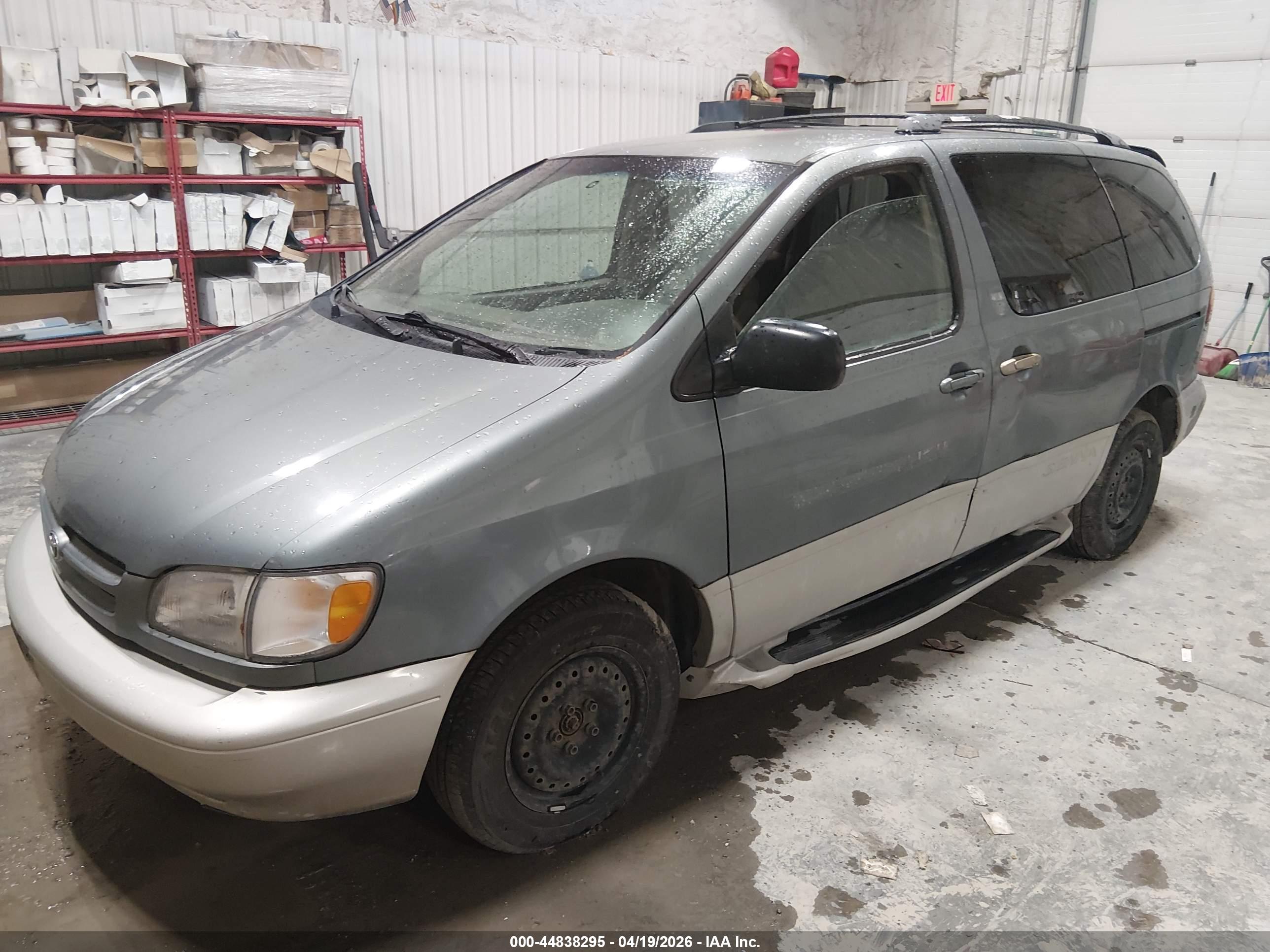TOYOTA SIENNA image 2