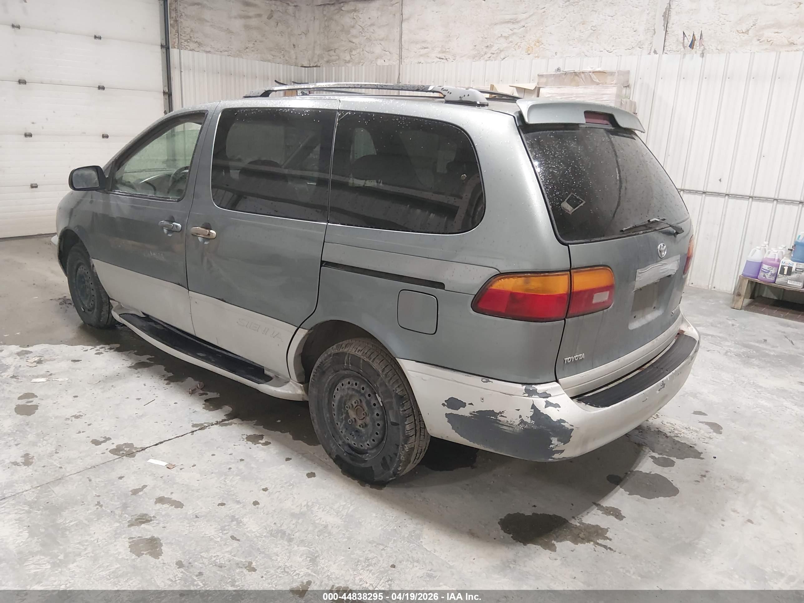 TOYOTA SIENNA image 3