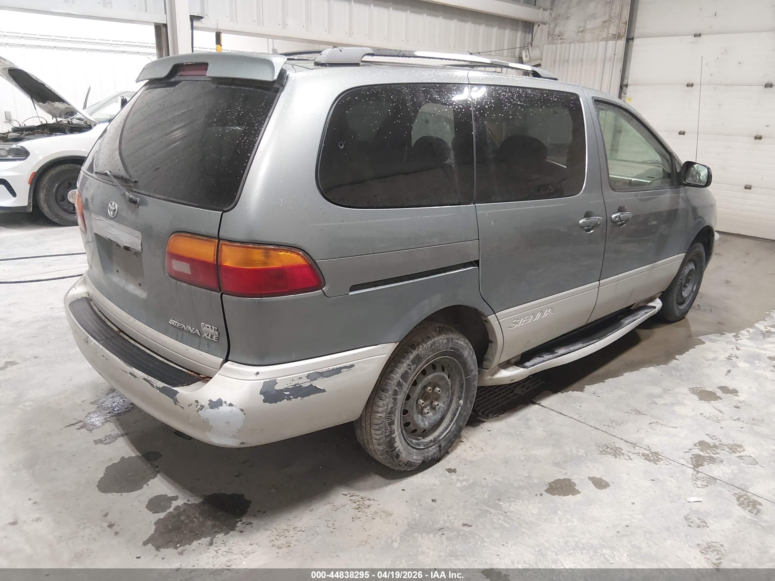 TOYOTA SIENNA image 4