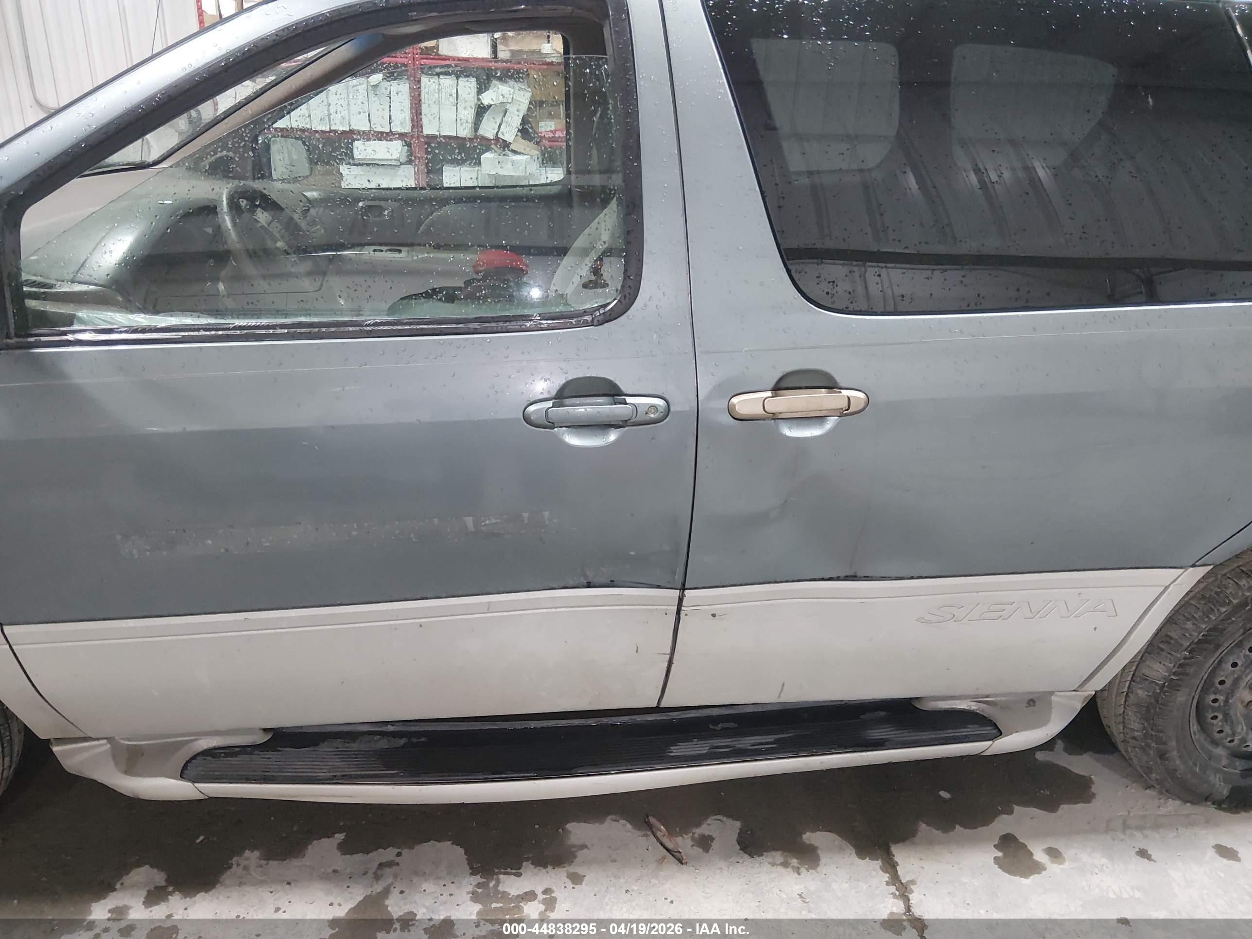 TOYOTA SIENNA image 6