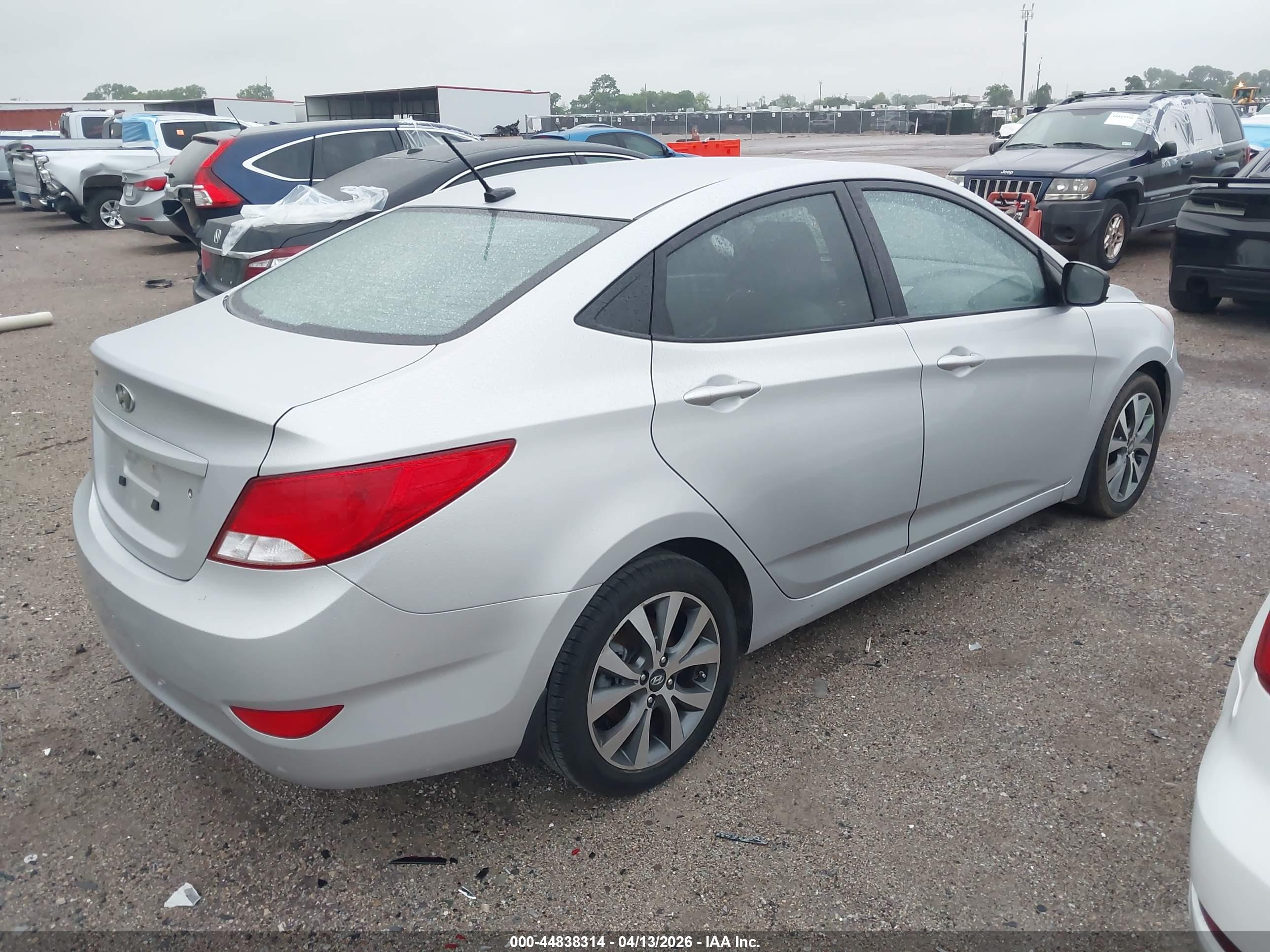HYUNDAI ACCENT image 4
