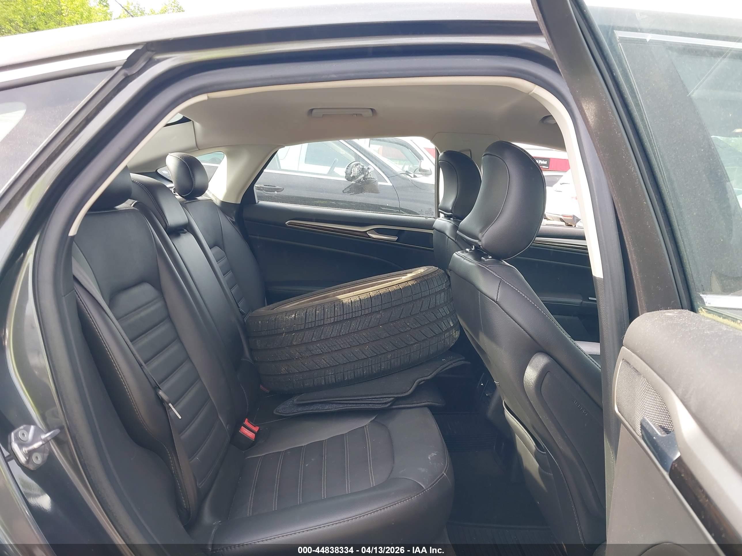 FORD FUSION image 8