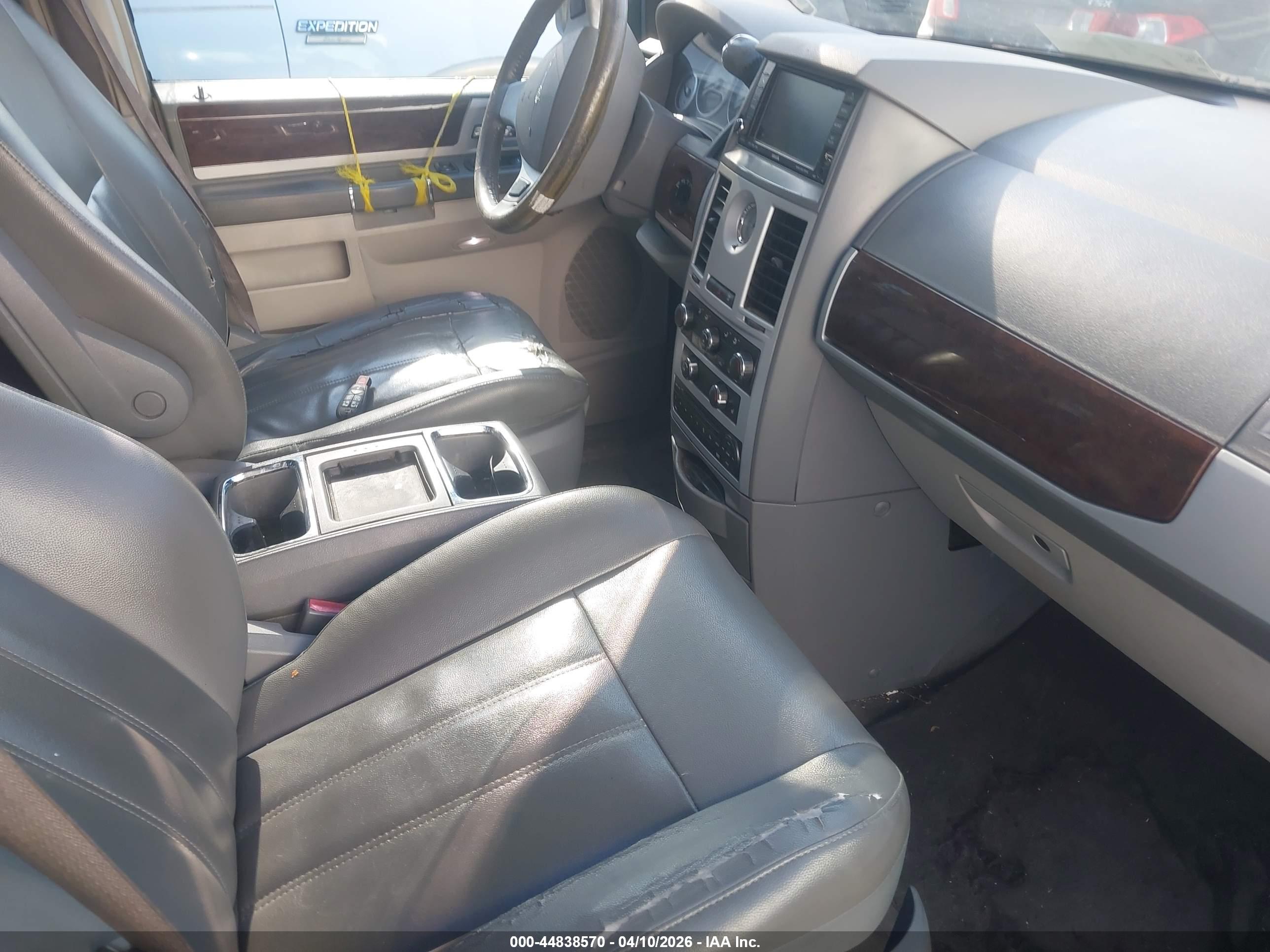 CHRYSLER TOWN image 5