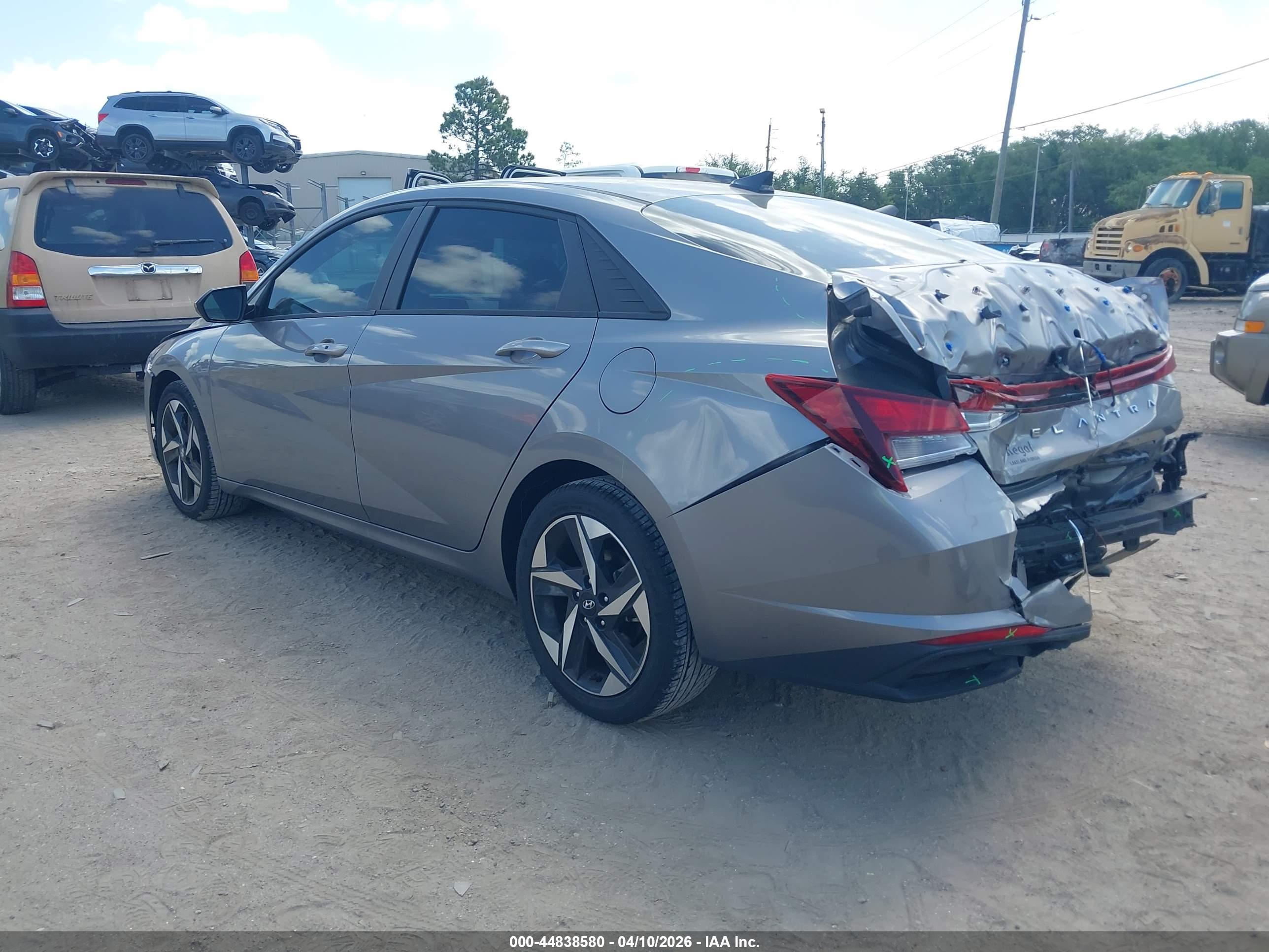 HYUNDAI ELANTRA image 3