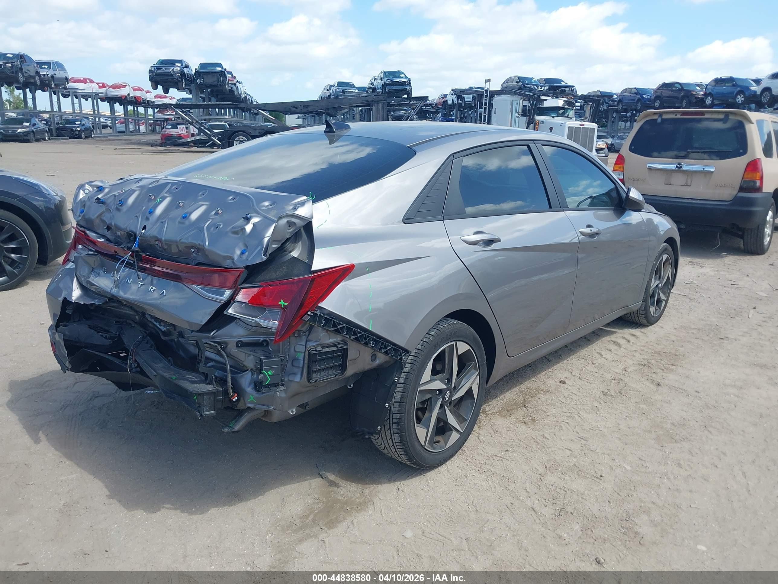 HYUNDAI ELANTRA image 4