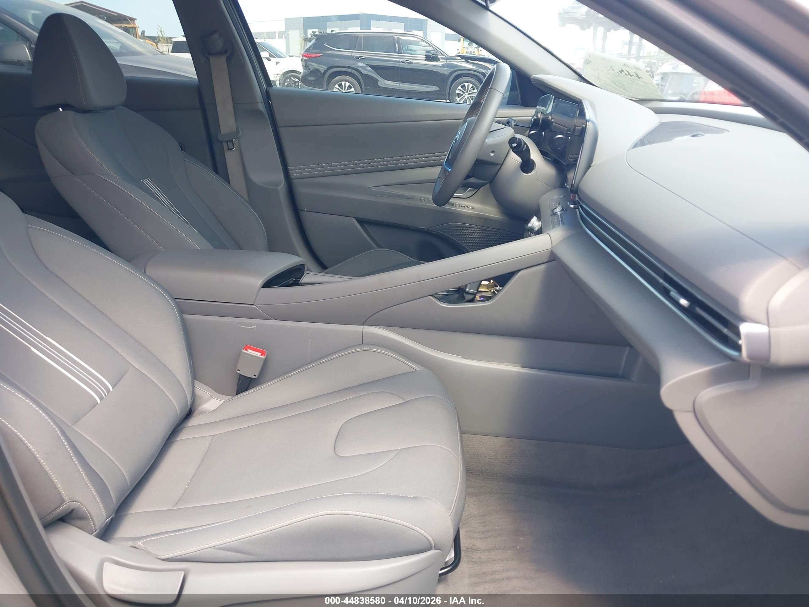HYUNDAI ELANTRA image 5