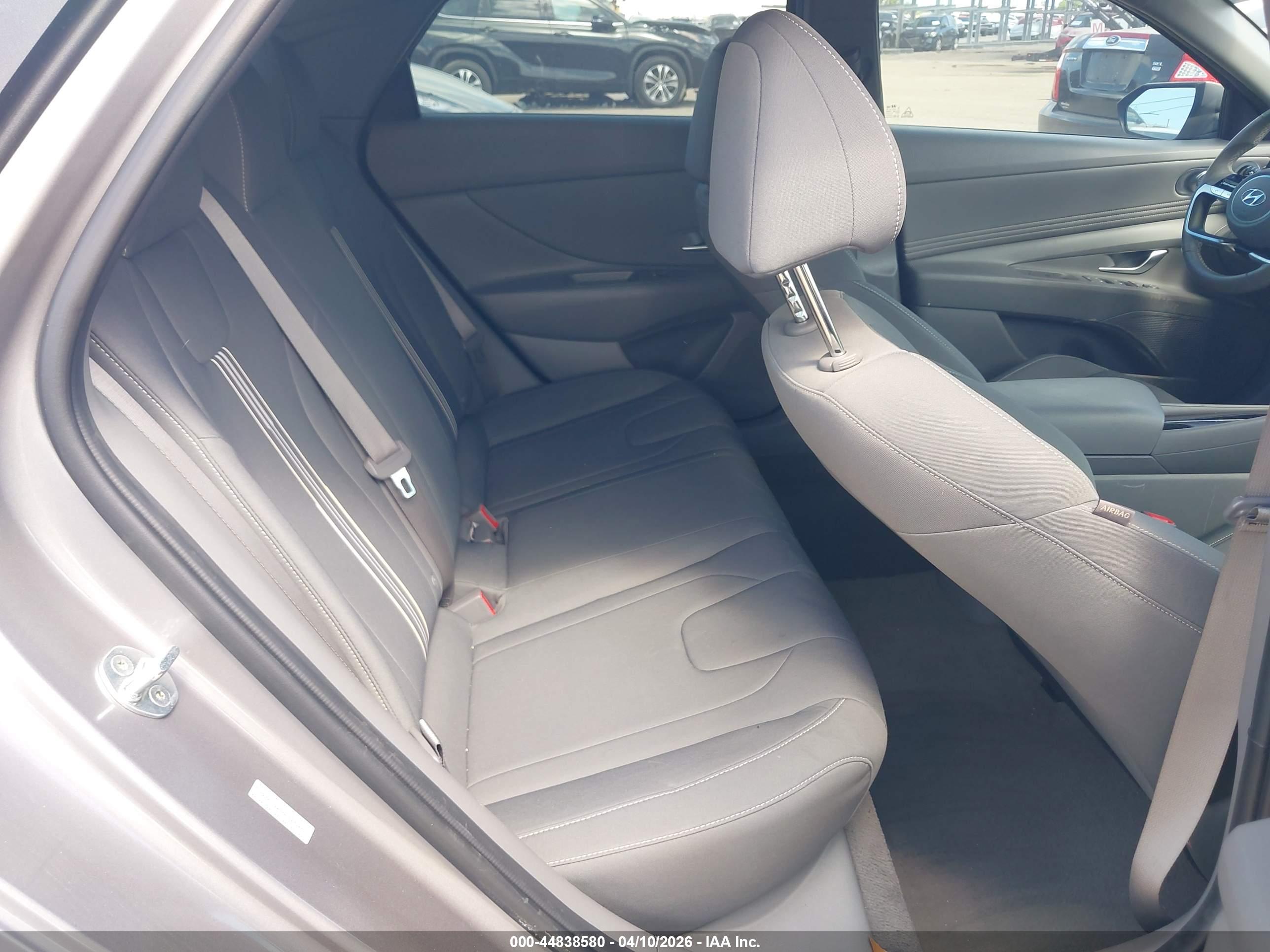 HYUNDAI ELANTRA image 8
