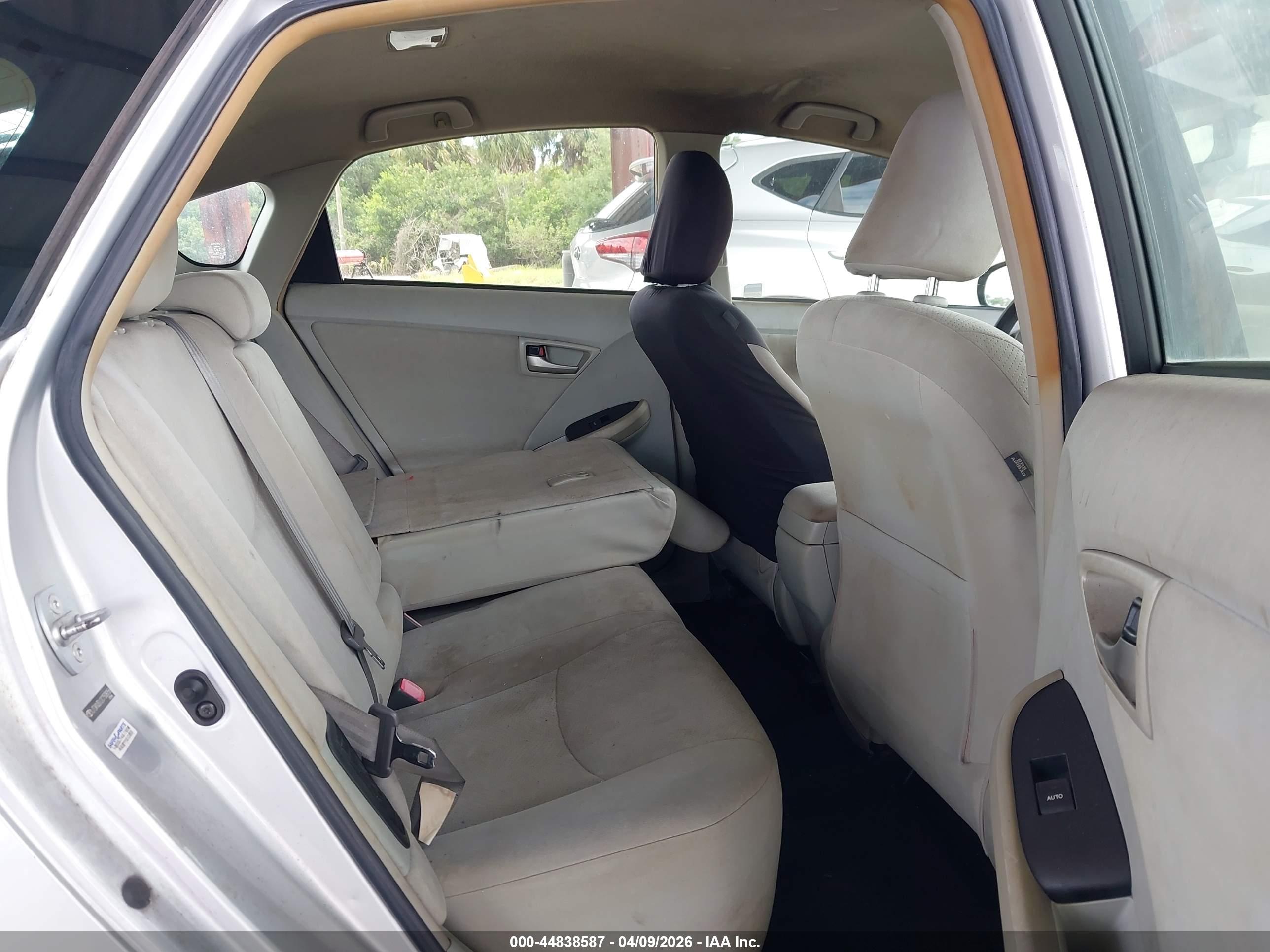 TOYOTA PRIUS image 8