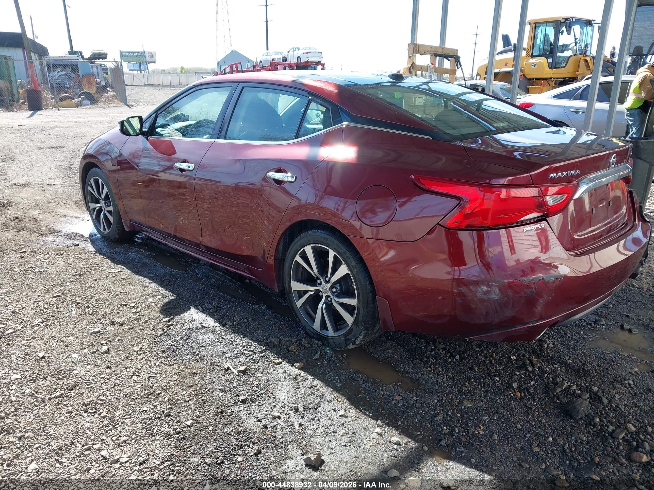 NISSAN MAXIMA image 3