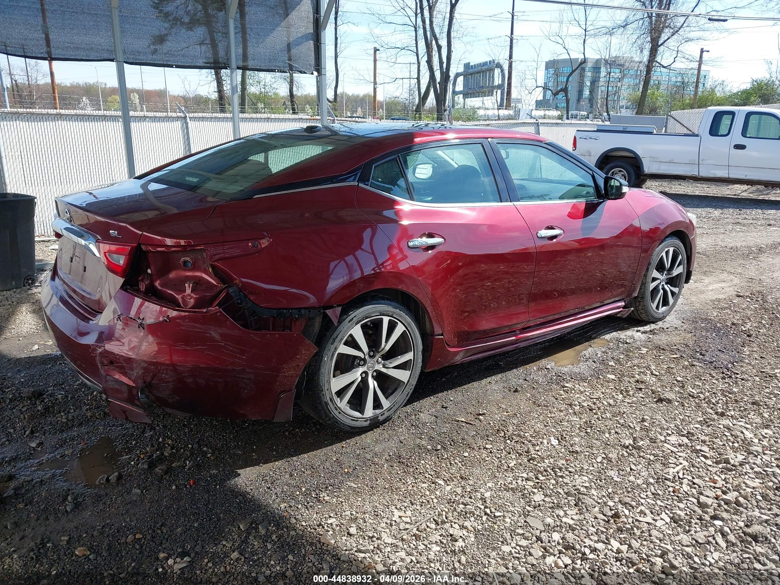 NISSAN MAXIMA image 4
