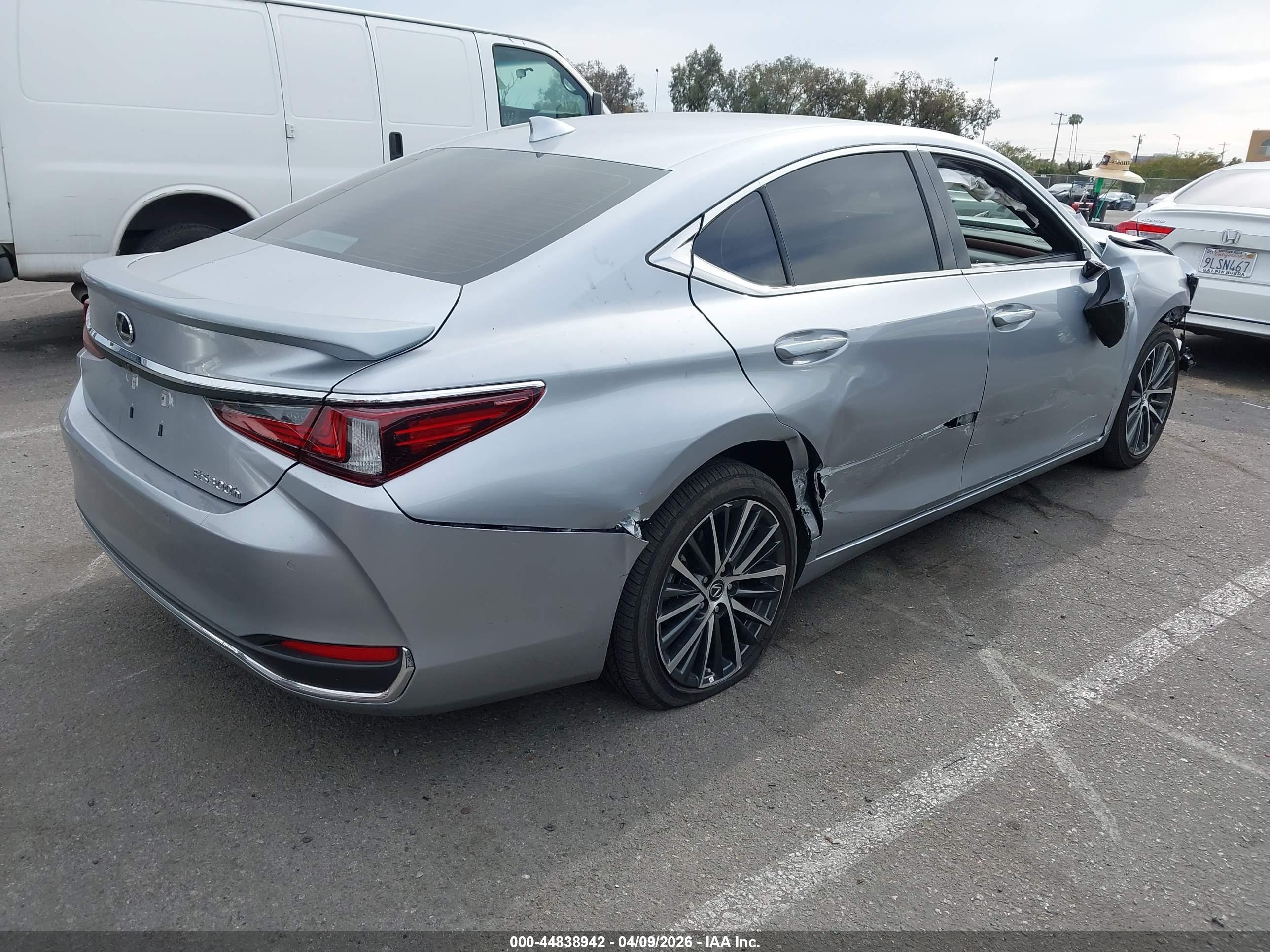 LEXUS ES image 4