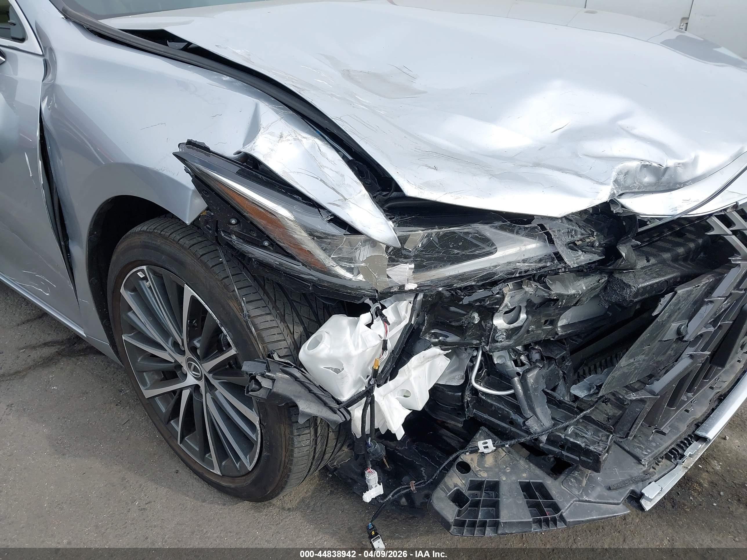 LEXUS ES image 6