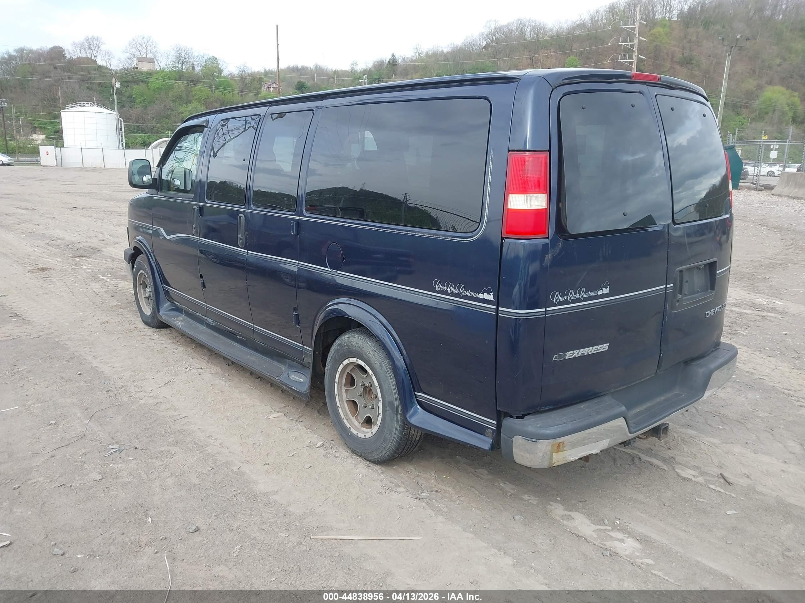 CHEVROLET EXPRESS image 3