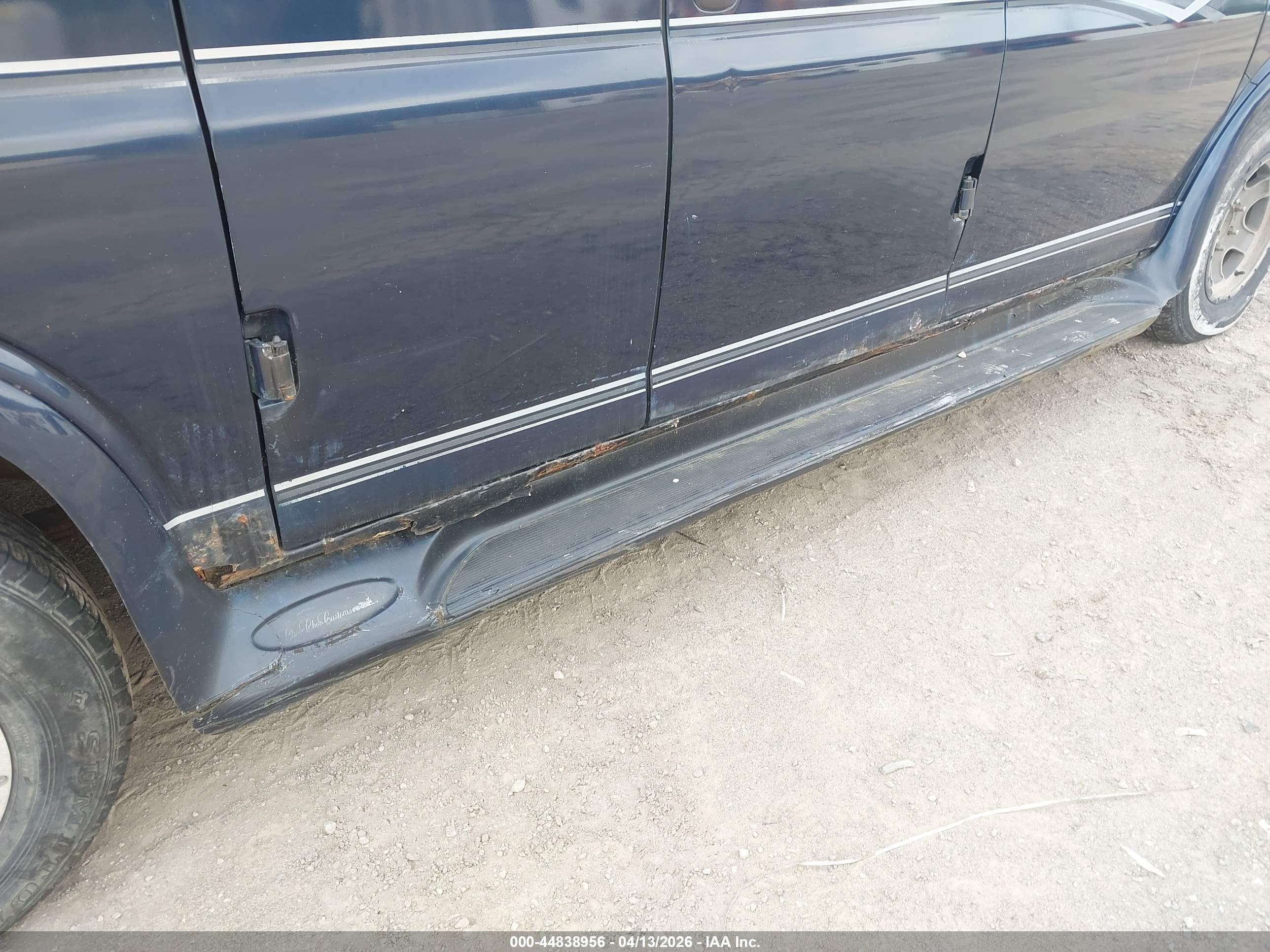 CHEVROLET EXPRESS image 6