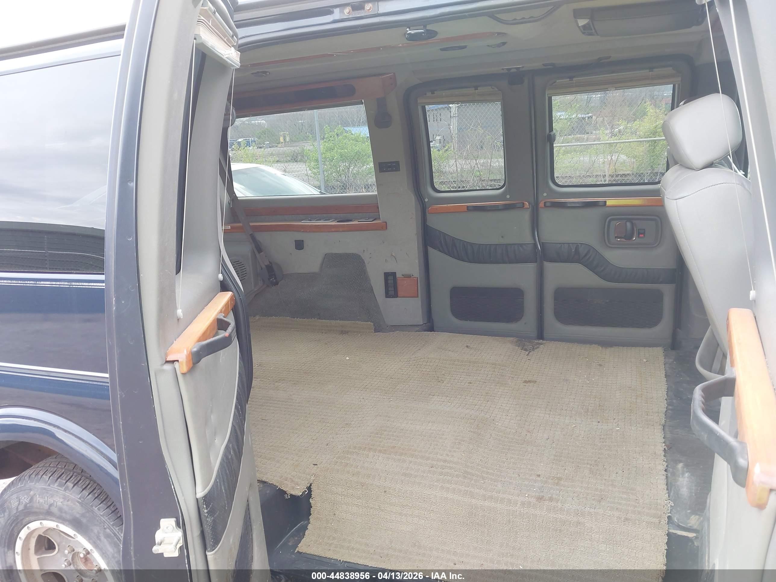CHEVROLET EXPRESS image 8