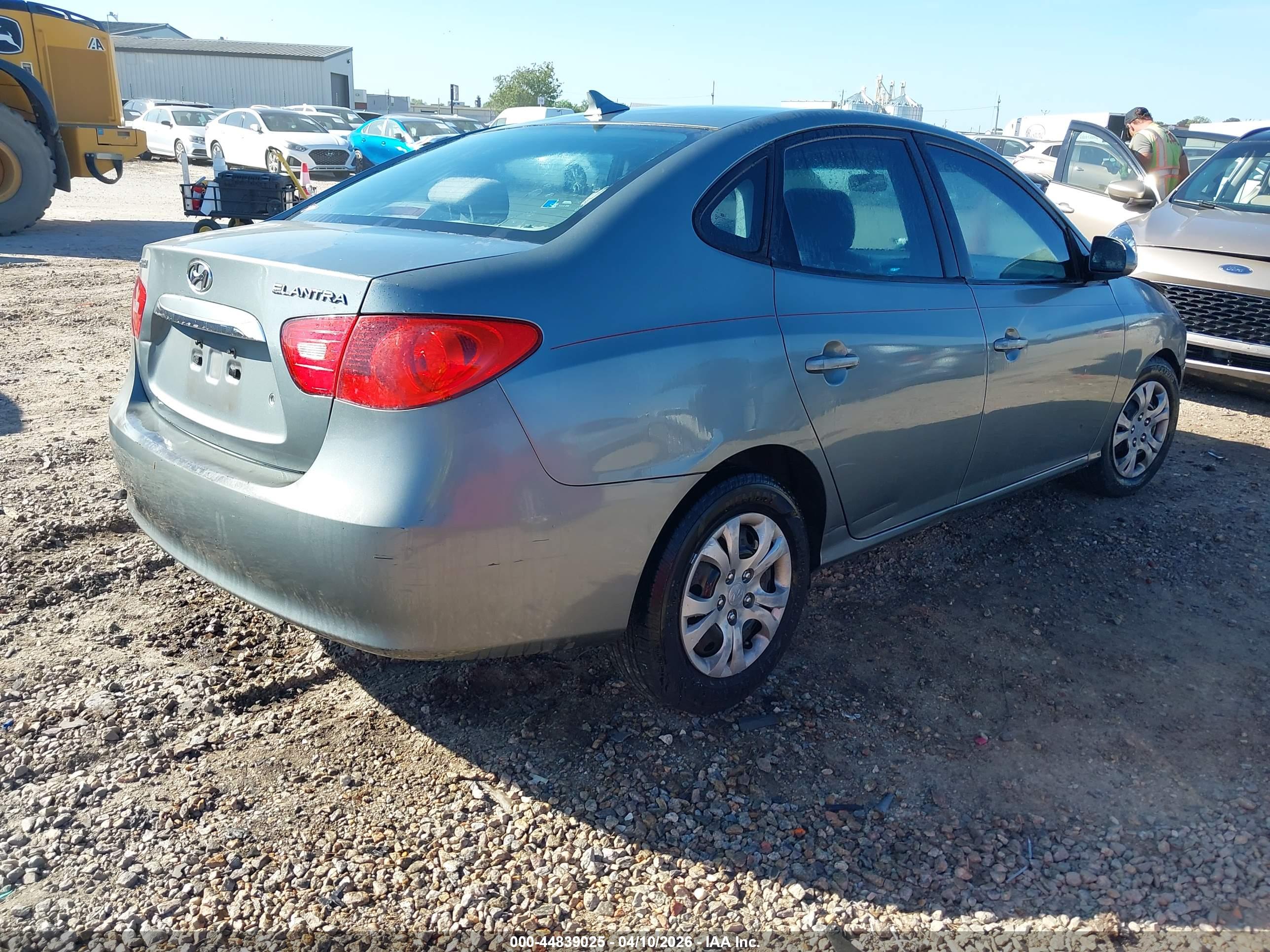 HYUNDAI ELANTRA image 4