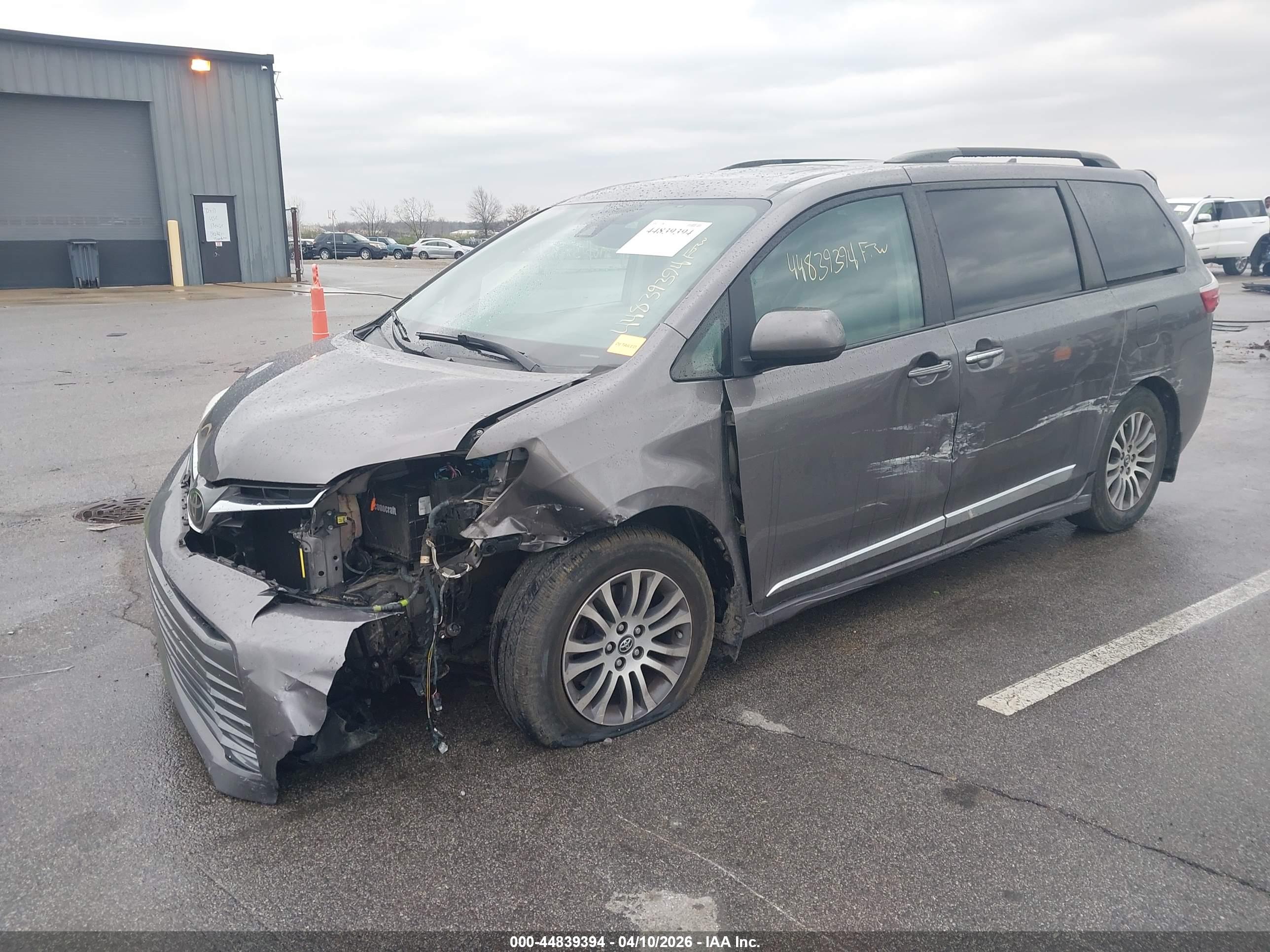 TOYOTA SIENNA image 2