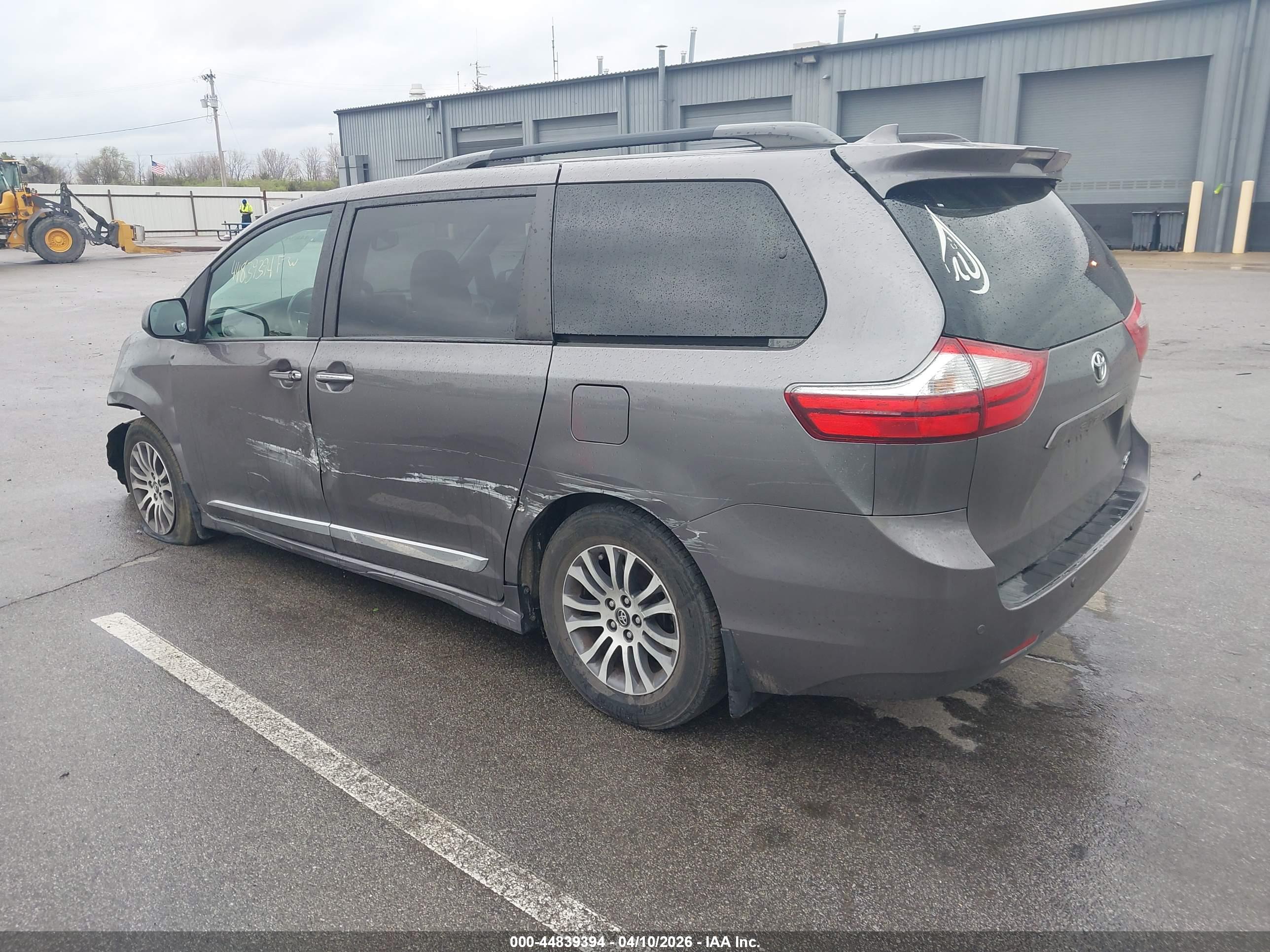 TOYOTA SIENNA image 3