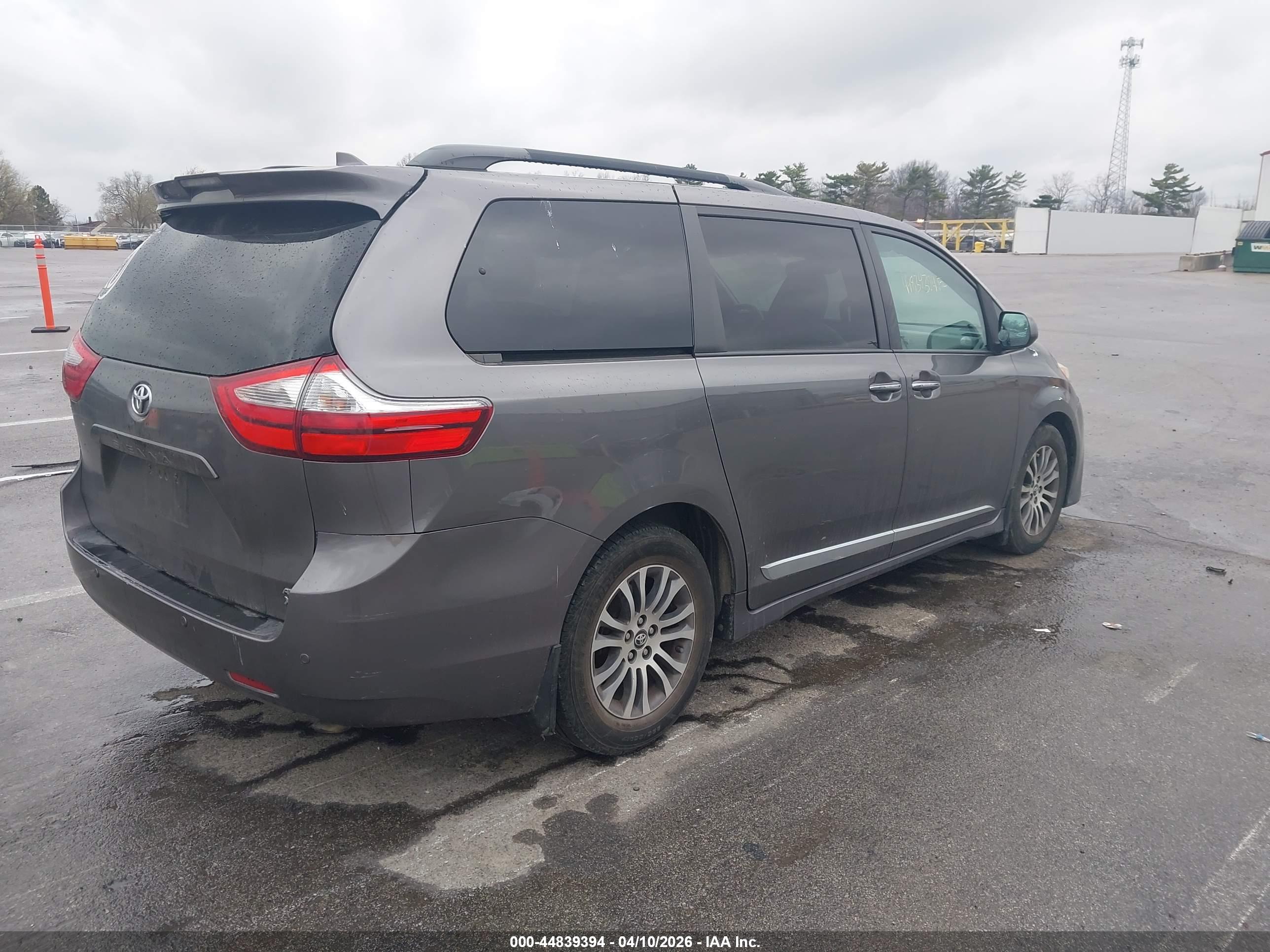 TOYOTA SIENNA image 4