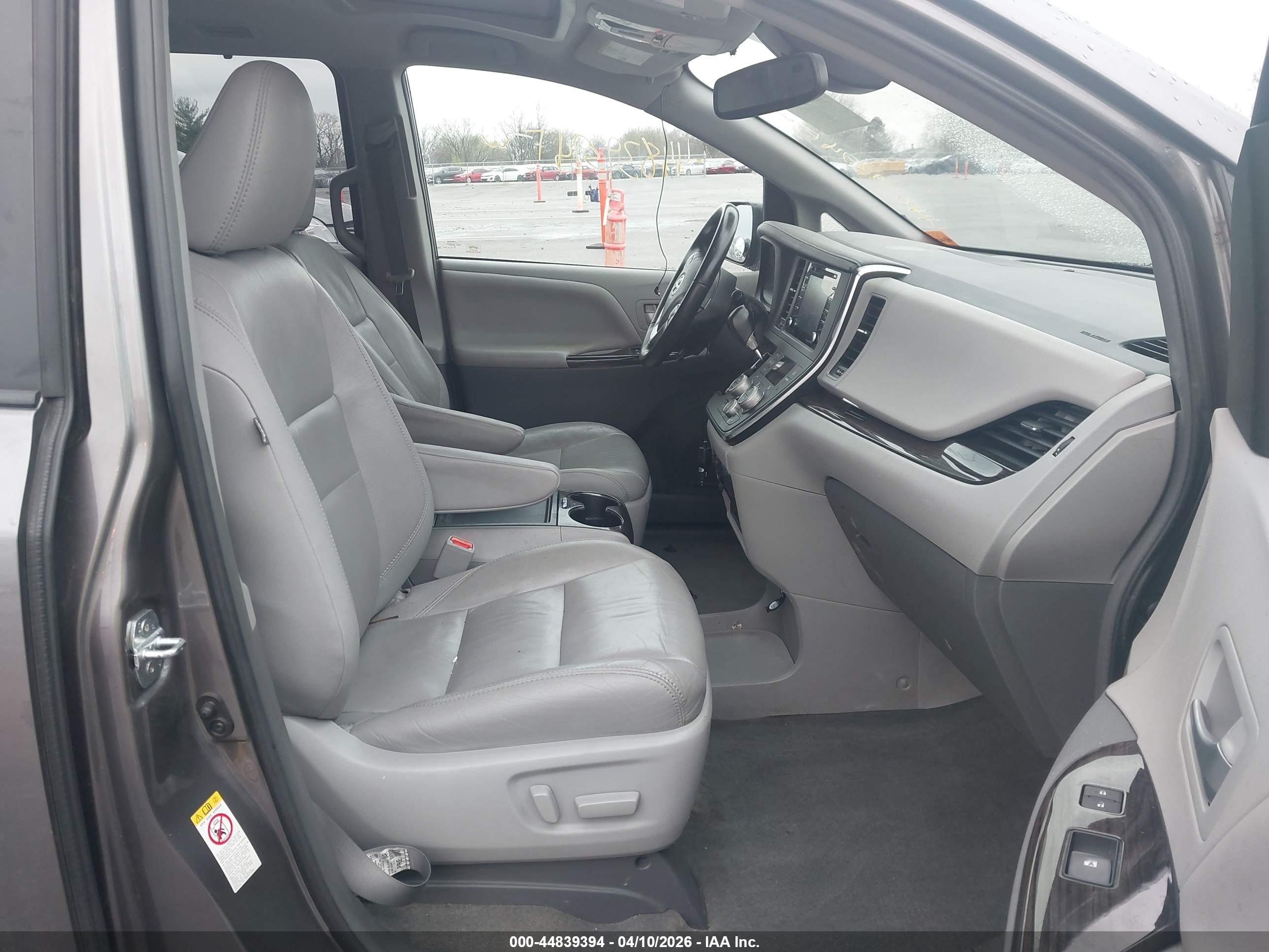 TOYOTA SIENNA image 5