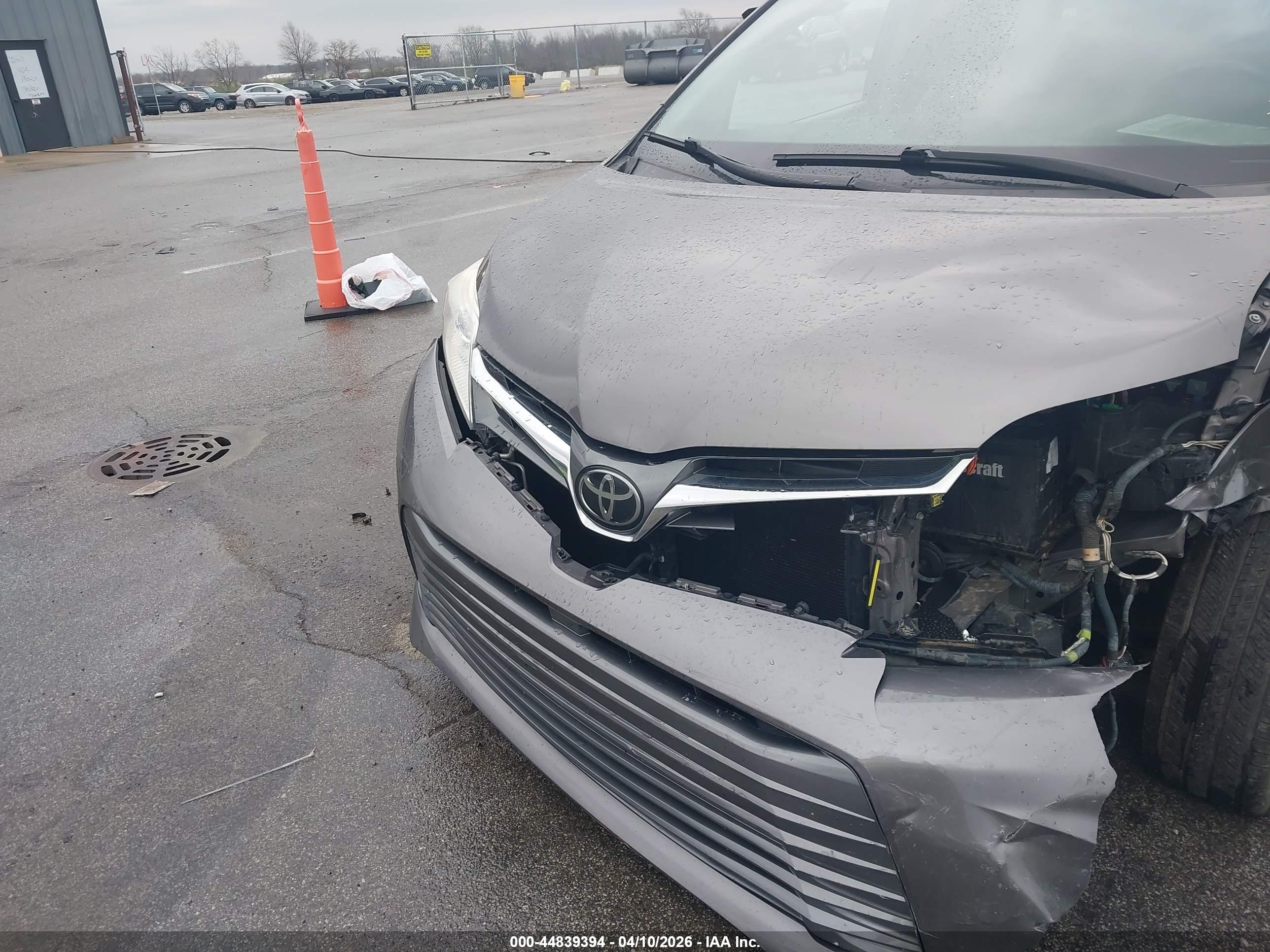 TOYOTA SIENNA image 6