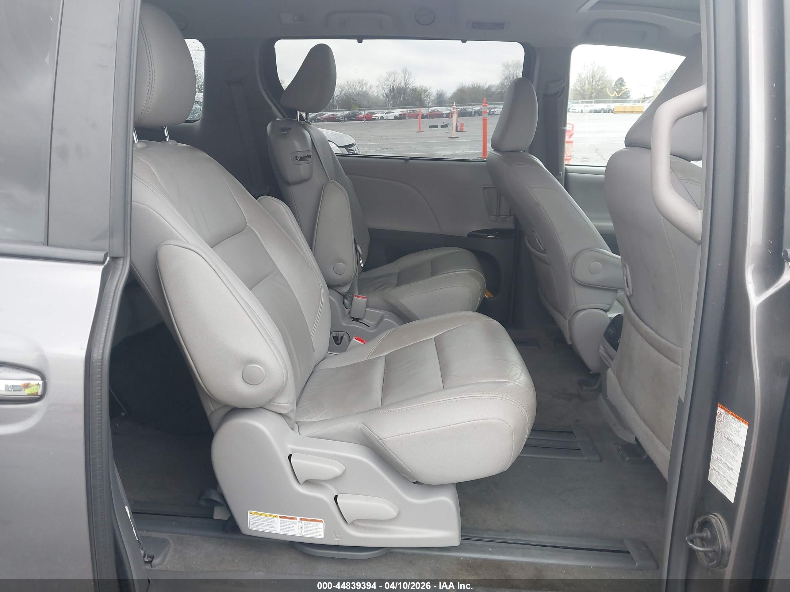 TOYOTA SIENNA image 8