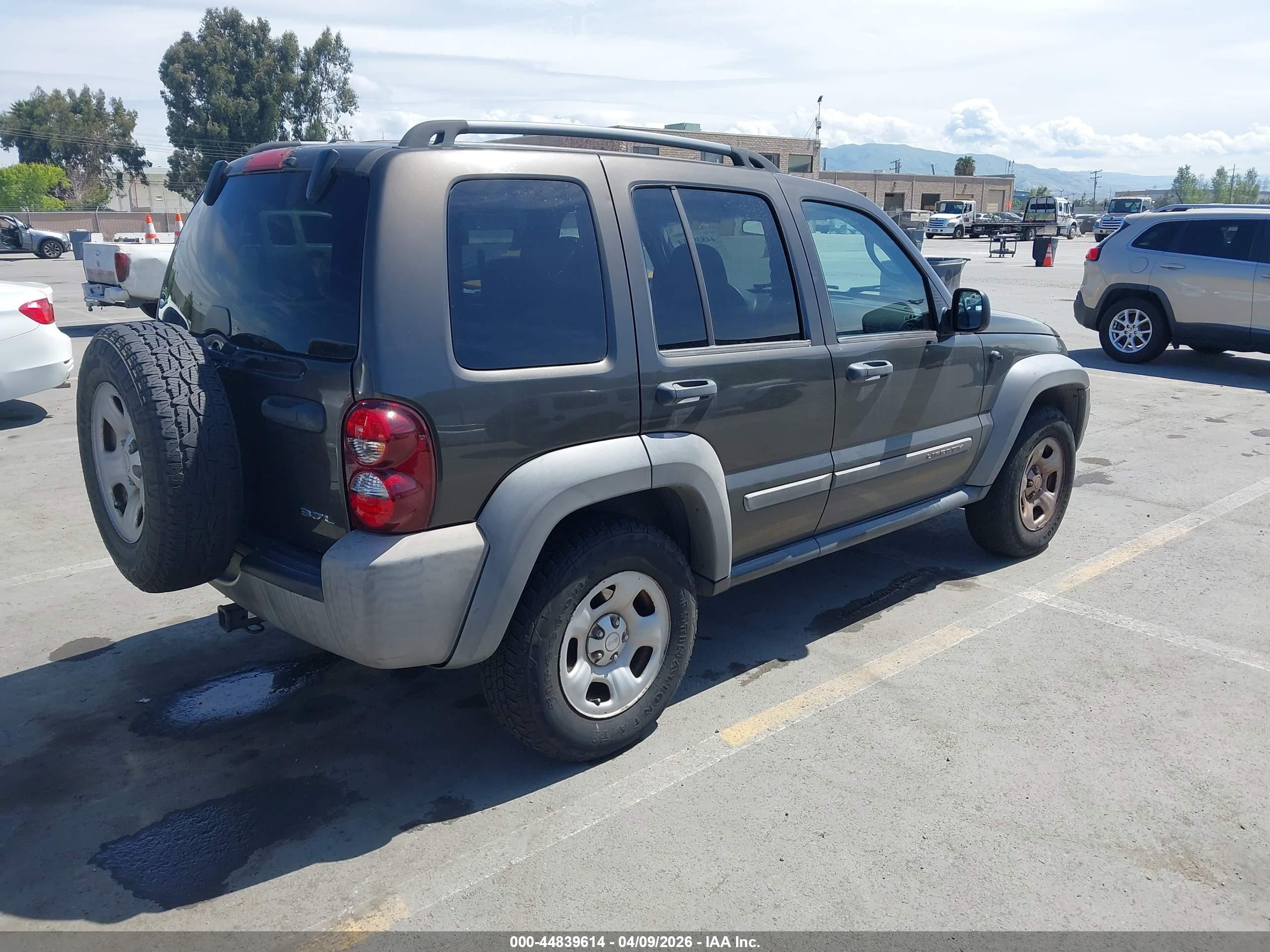 JEEP LIBERTY image 4