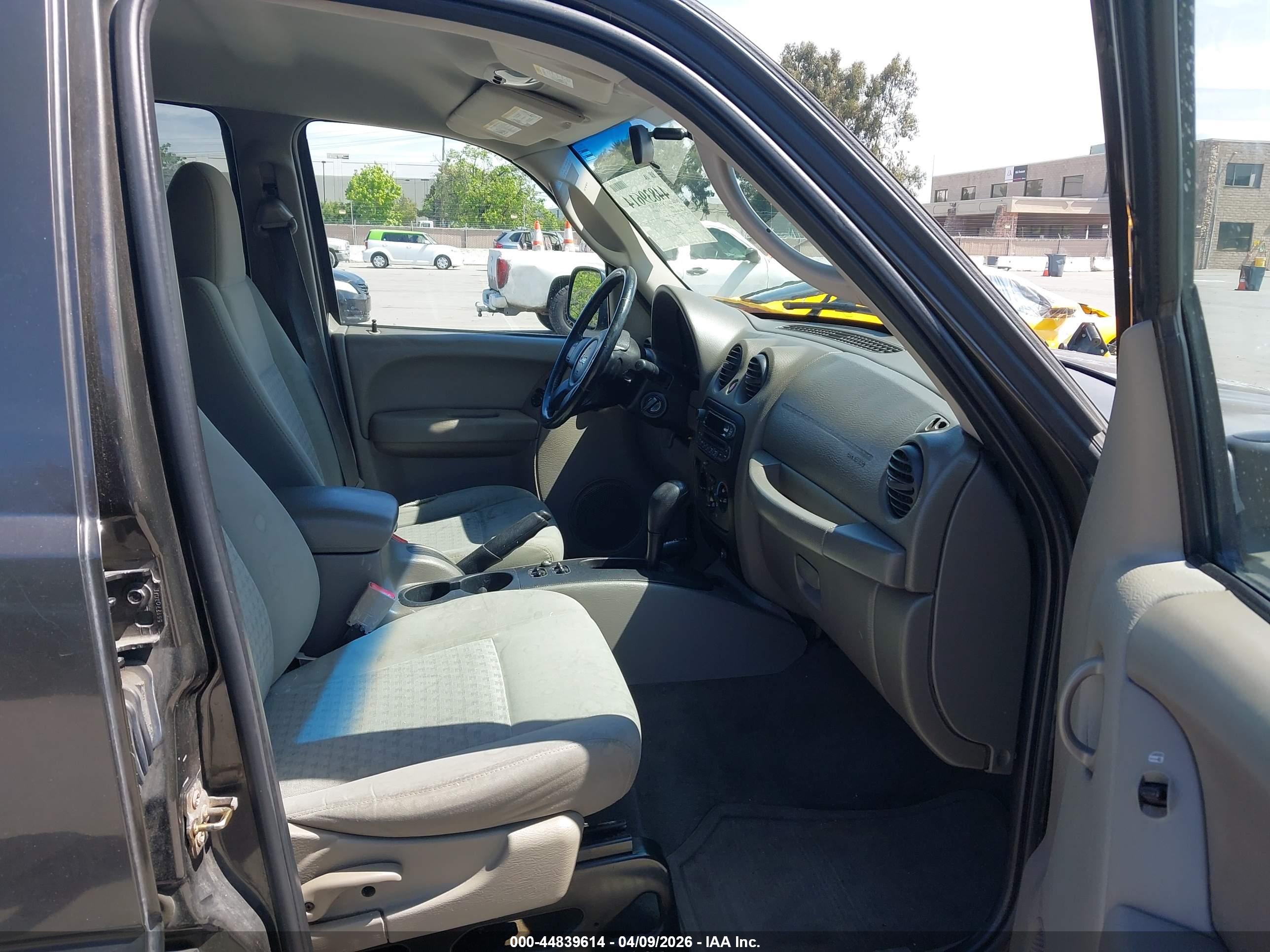 JEEP LIBERTY image 5