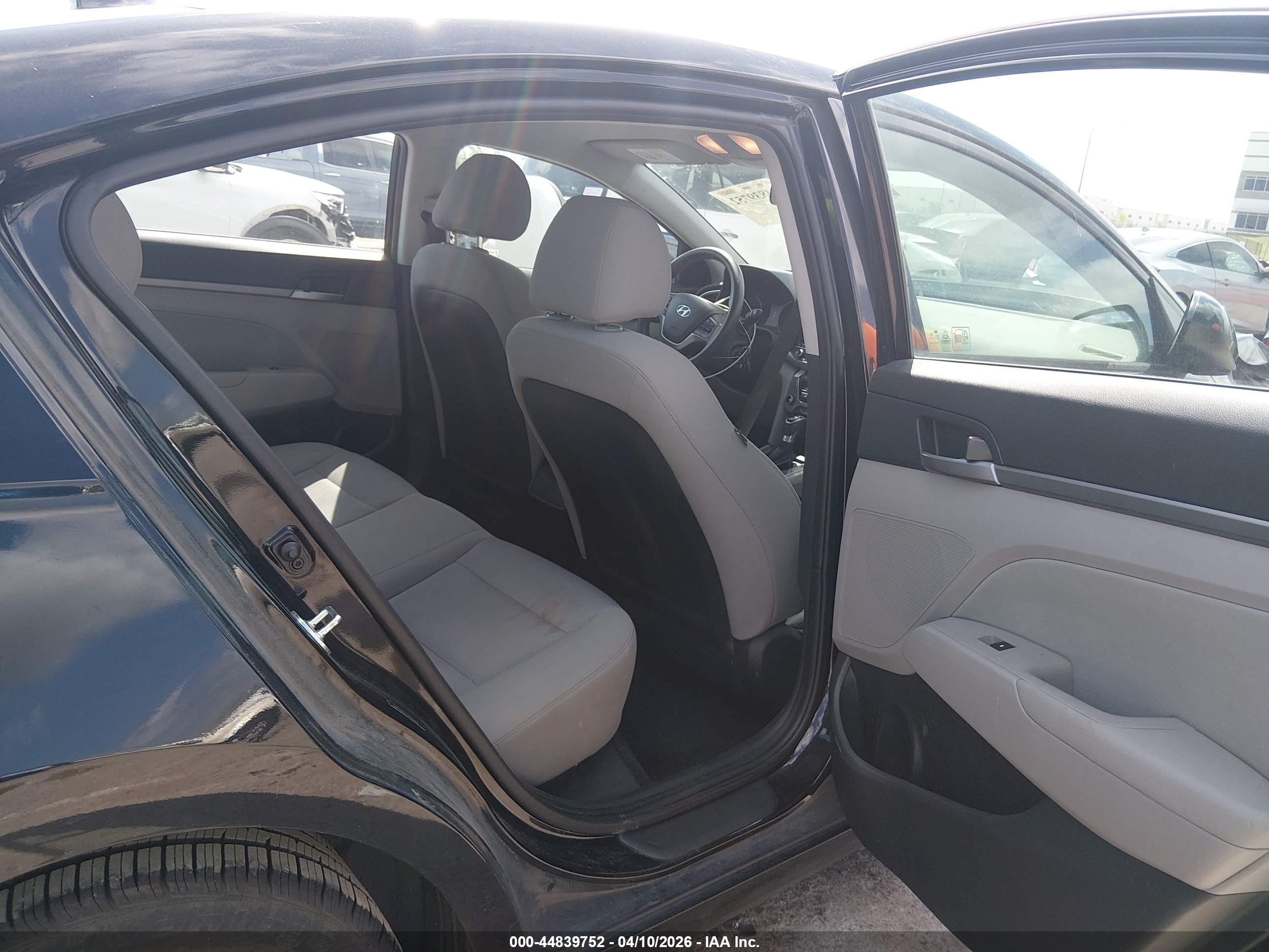 HYUNDAI ELANTRA image 8