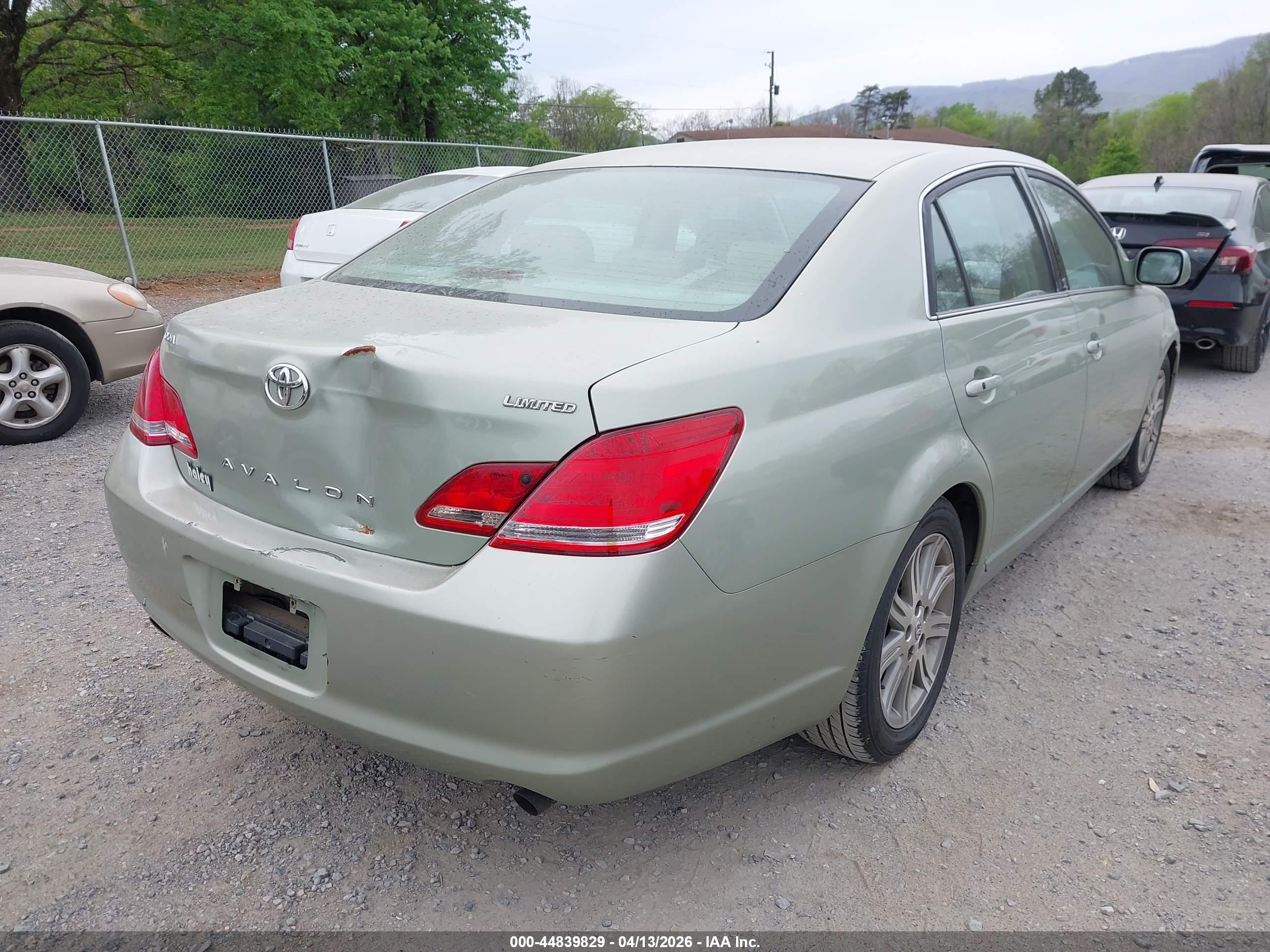TOYOTA AVALON image 6