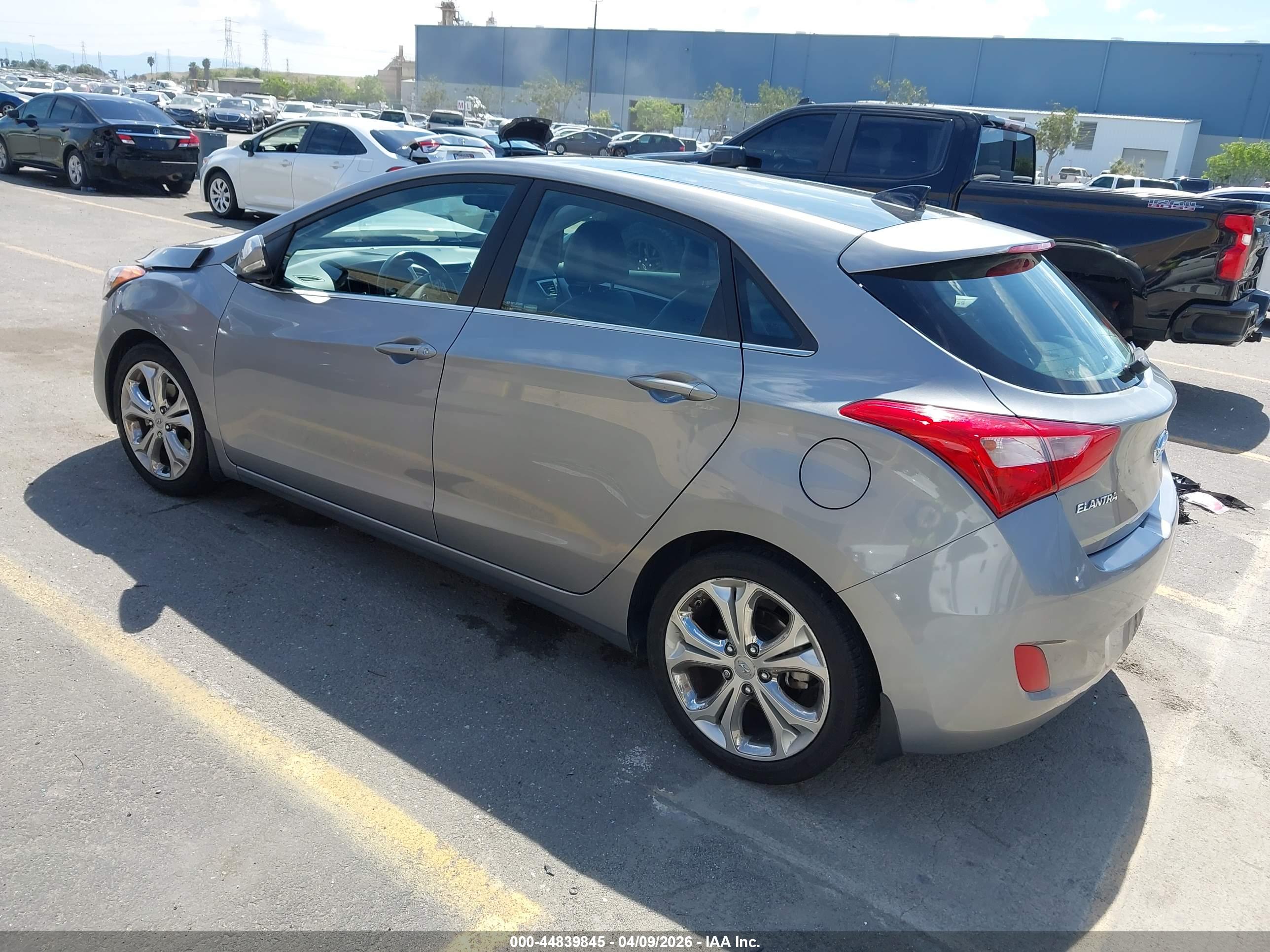 HYUNDAI ELANTRA image 3