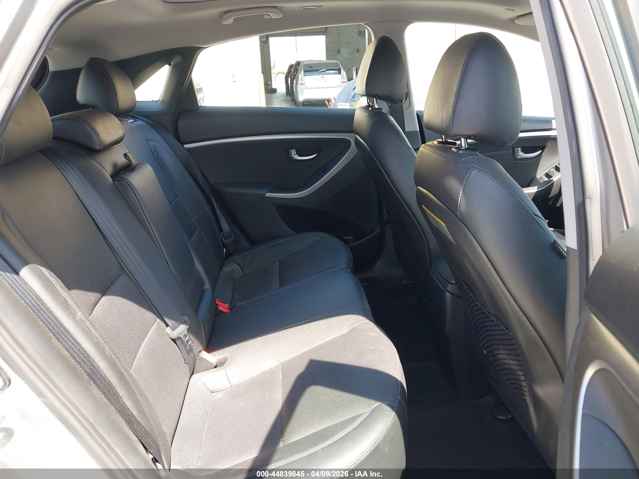 HYUNDAI ELANTRA image 8